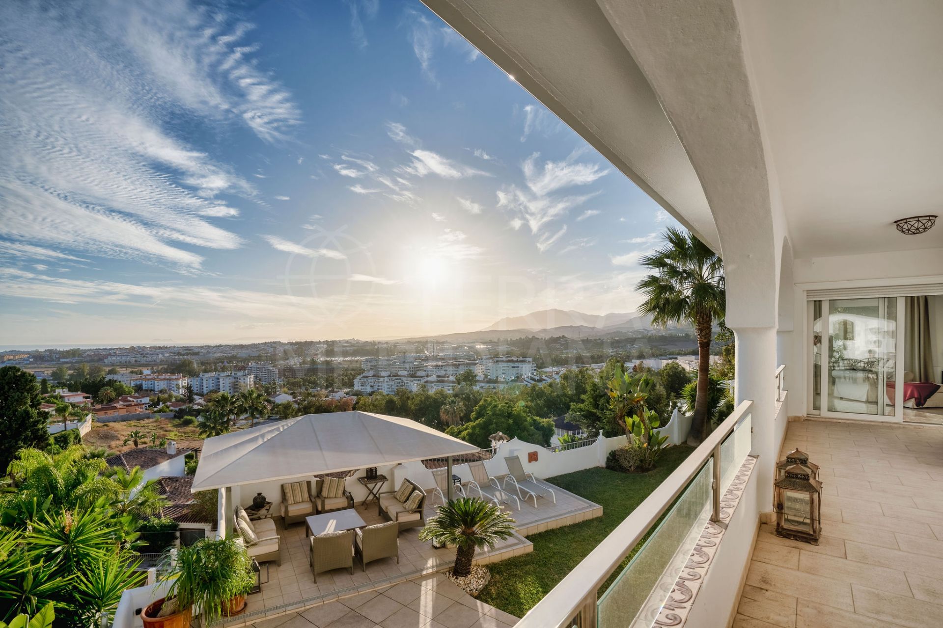 Belle villa dans un emplacement privilégié avec une vue imprenable sur la mer à vendre à Nueva Andalucia, Marbella