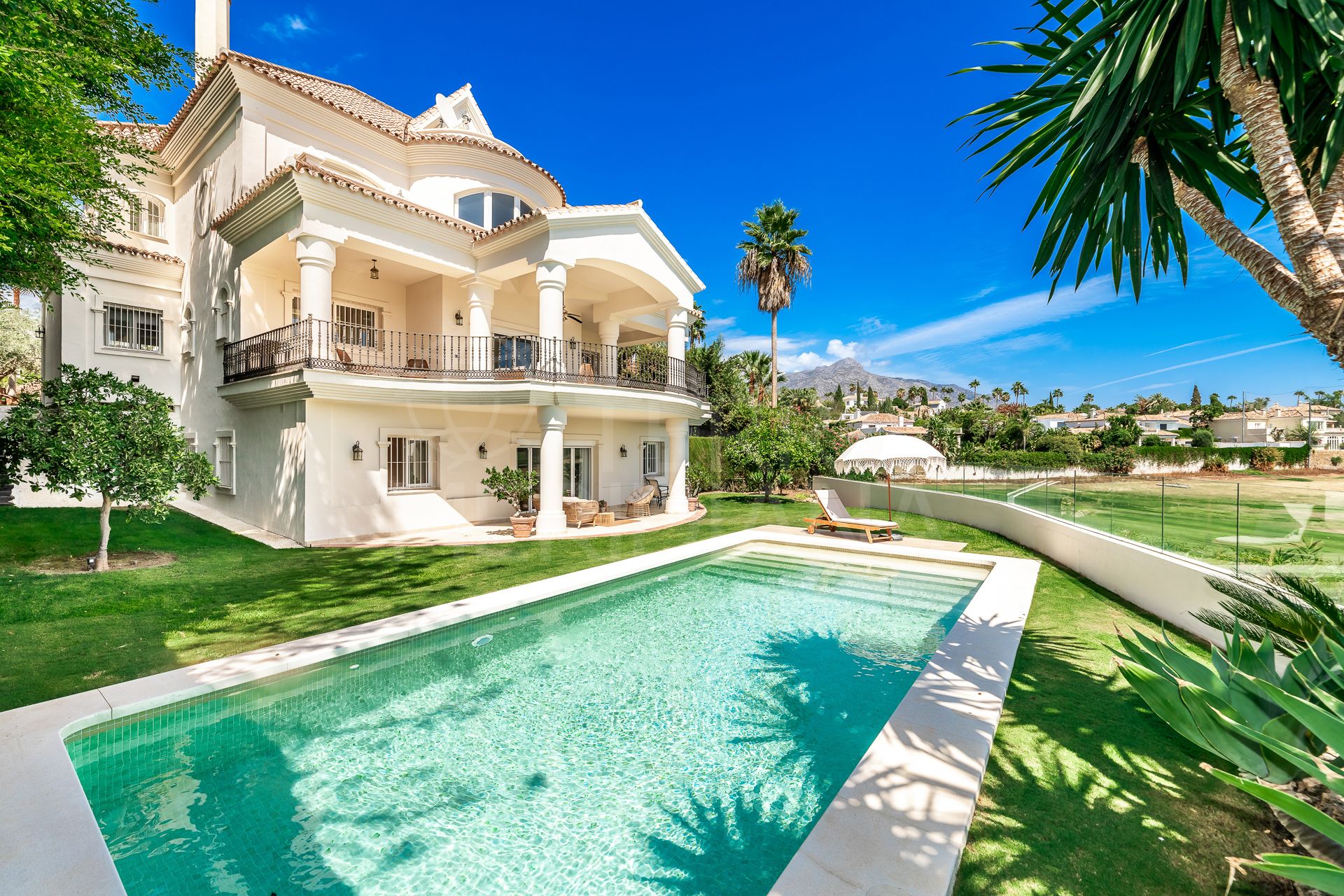 Primera Línea de Golf: Lujosa Villa de 7 dormitorios en venta en Nueva Andalucia, Marbella