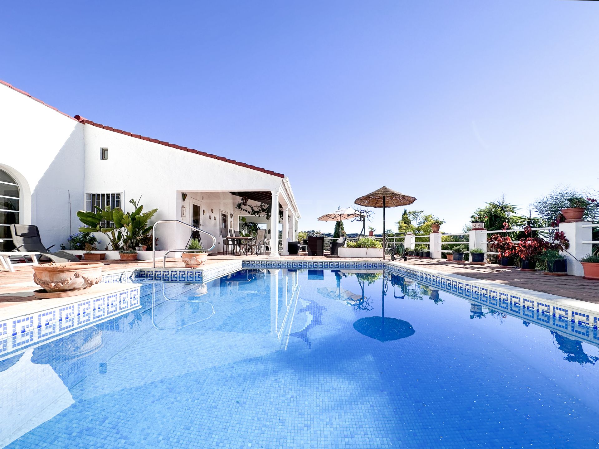 Captivante propriété de campagne avec maison d'hôtes et excellentes vues sur la mer à El Velerin, Estepona