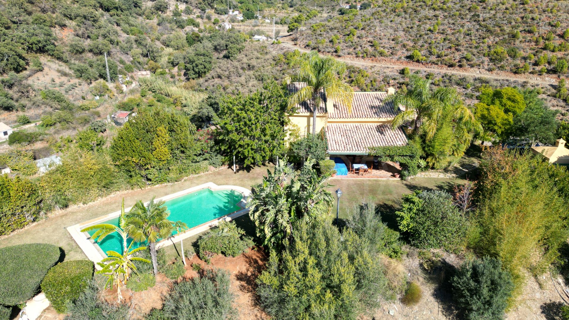 Magnífica Finca en gran parcela con casa de 4 dormitorios, piscina y terreno en venta en Ojén