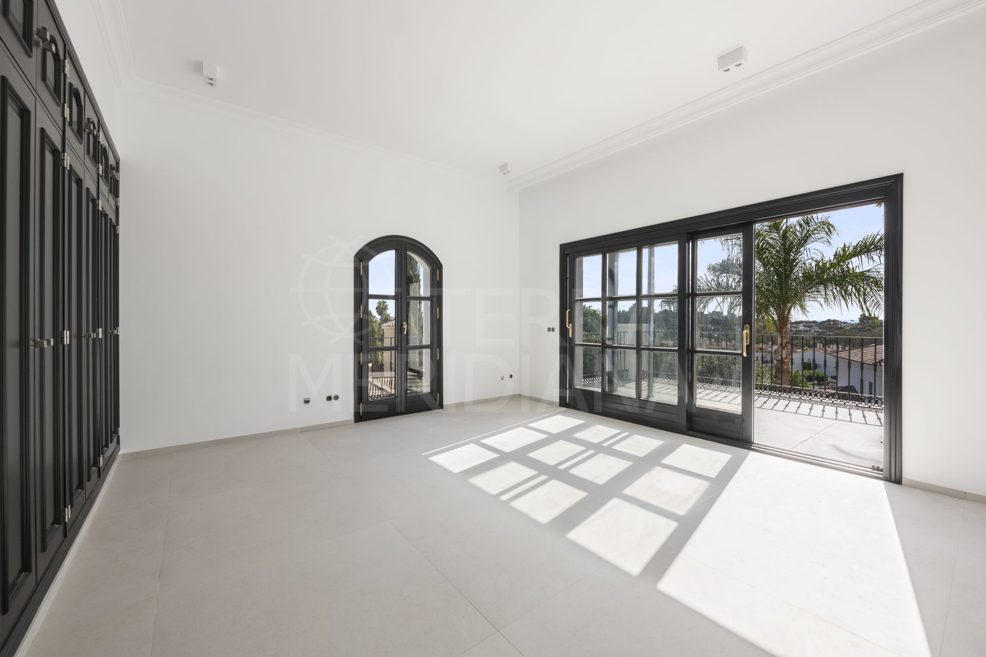Villa moderna con diseño excepcional y entorno tranquilo en venta en El Paraíso, Estepona