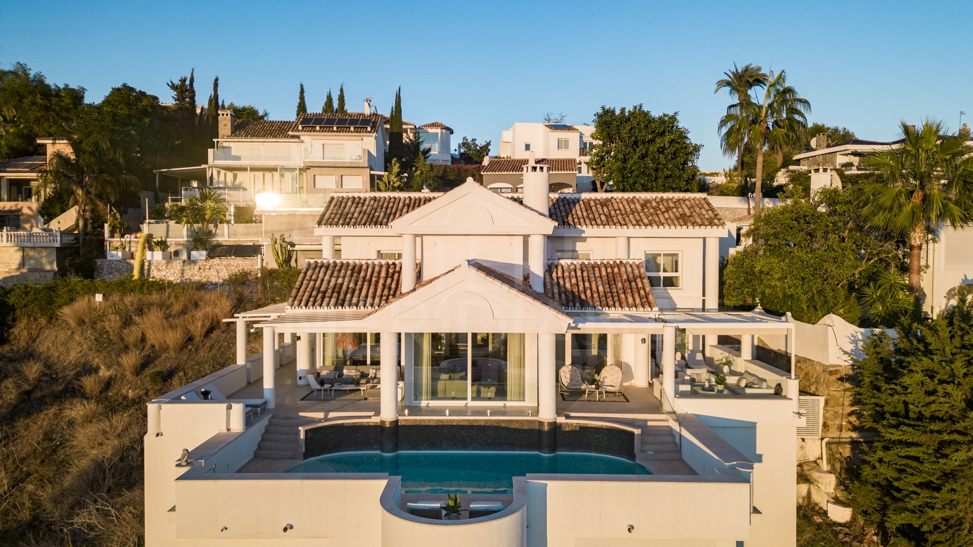 Elegant and Spacious Family Villa Close to Golf Courses for Sale in Nueva Andalucia, Marbella