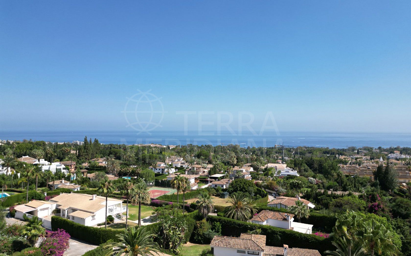 Villa de lujo moderna sobre plano con vistas panorámicas al mar en venta en Nagueles, Marbella