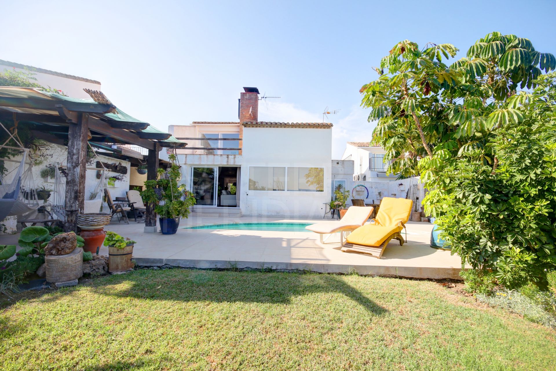 Villa en venta con piscina privada y vistas al mar en Bahia Dorada, Estepona