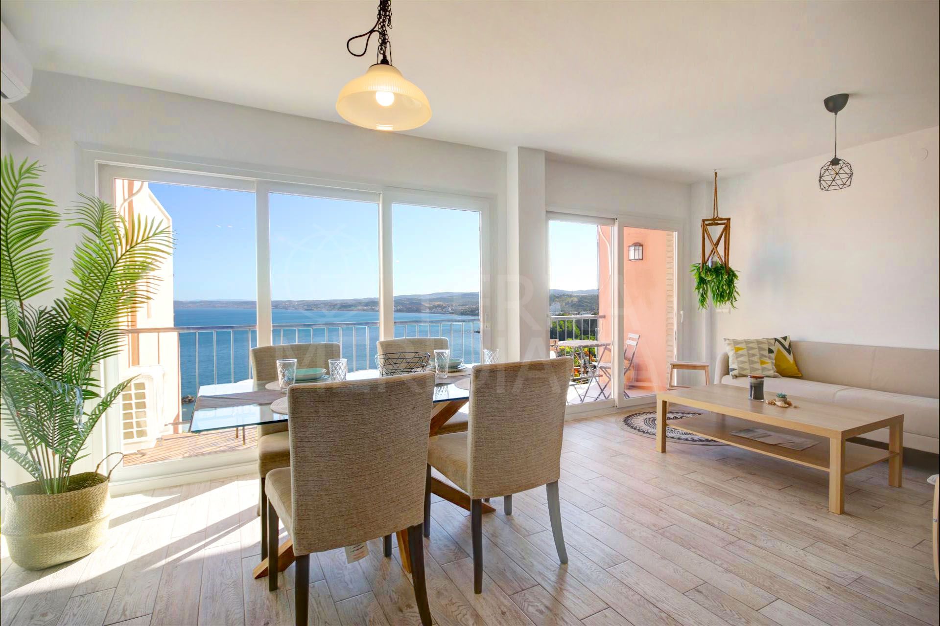 Reformado ático con 2 dormitorios y vistas panorámicas al mar en venta cerca de Estepona Puerto