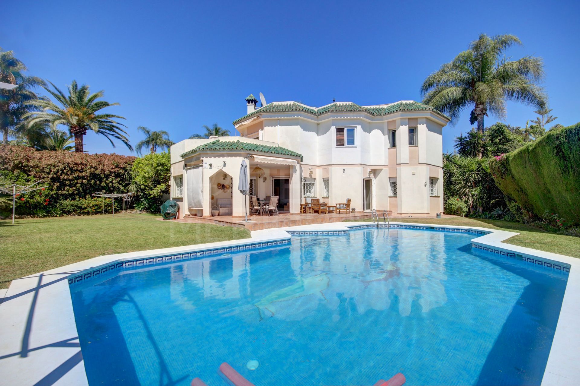 Villa espaciosa y bien ubicada con vistas al mar en venta en Bel Air en la Nueva Milla de Oro, Estepona