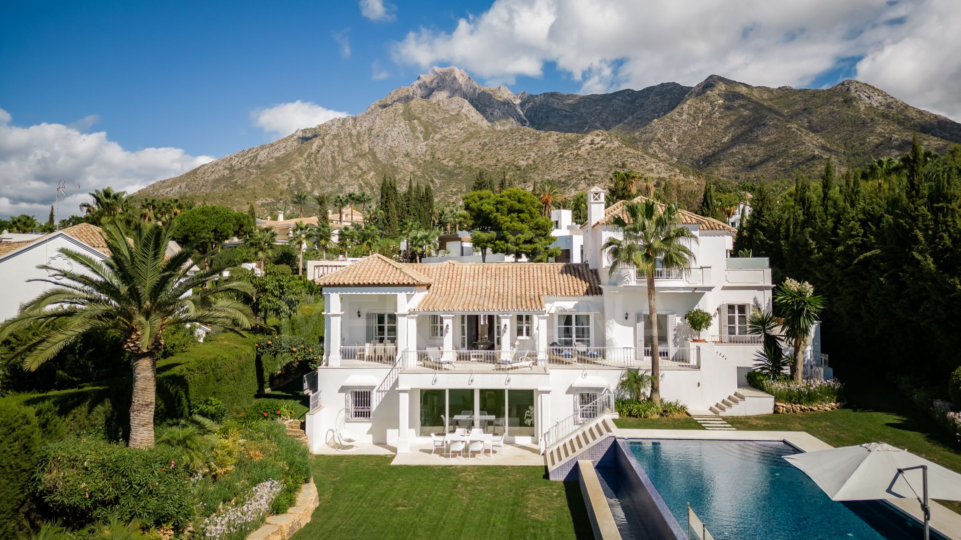 Incroyable villa conçue par César de Leyva à vendre à Sierra Blanca, Marbella, avec d'excellentes vues sur la mer