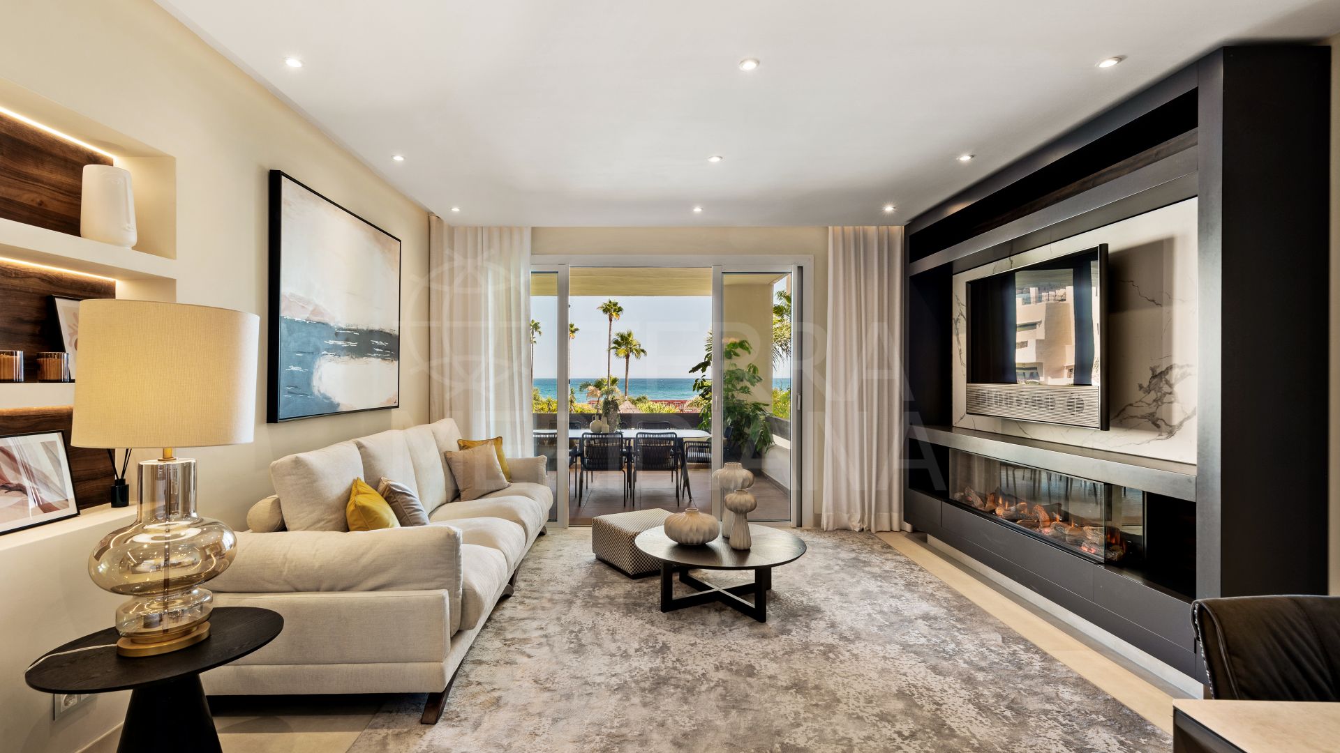 Apartamento actualizado en posiblemente la mejor ubicación frente a la playa en venta en Bahía del Velerín, Estepona