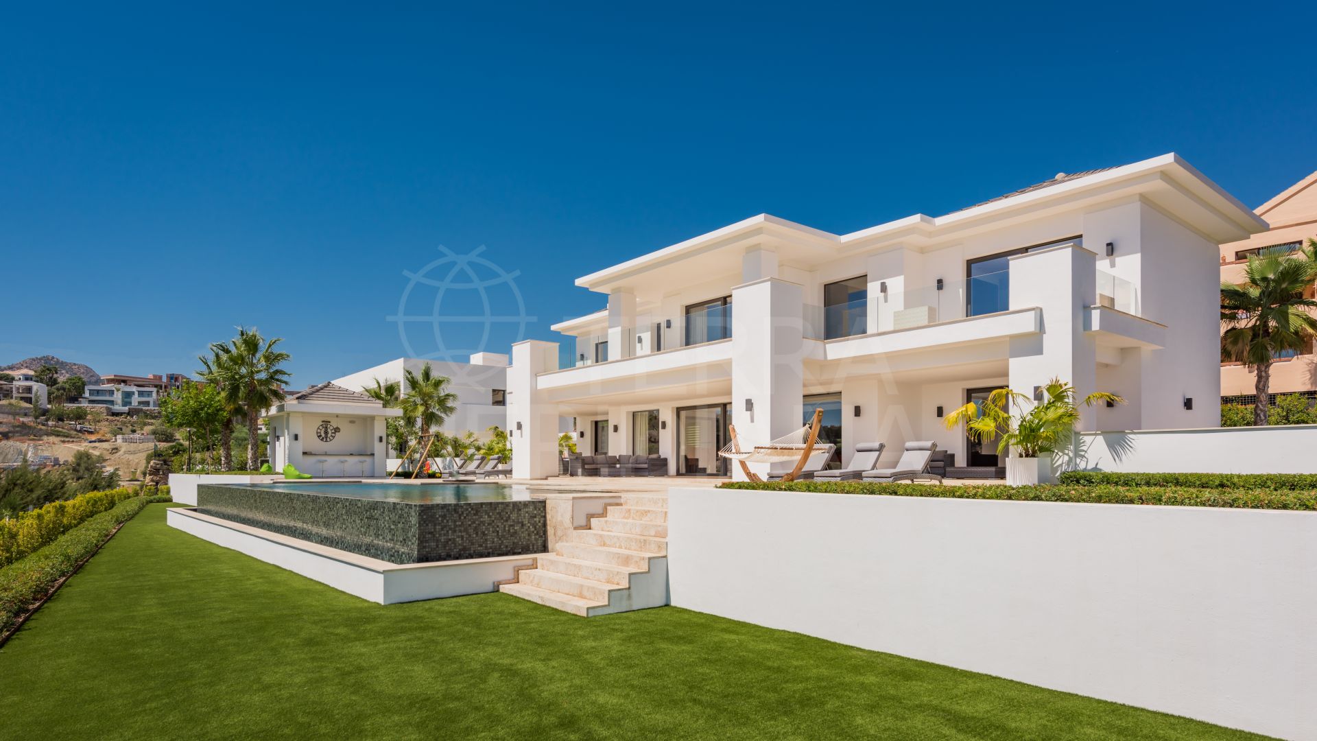 Magnífica villa de lujo de 6 dormitorios en primera línea de golf en venta en La Alqueria, Benahavis