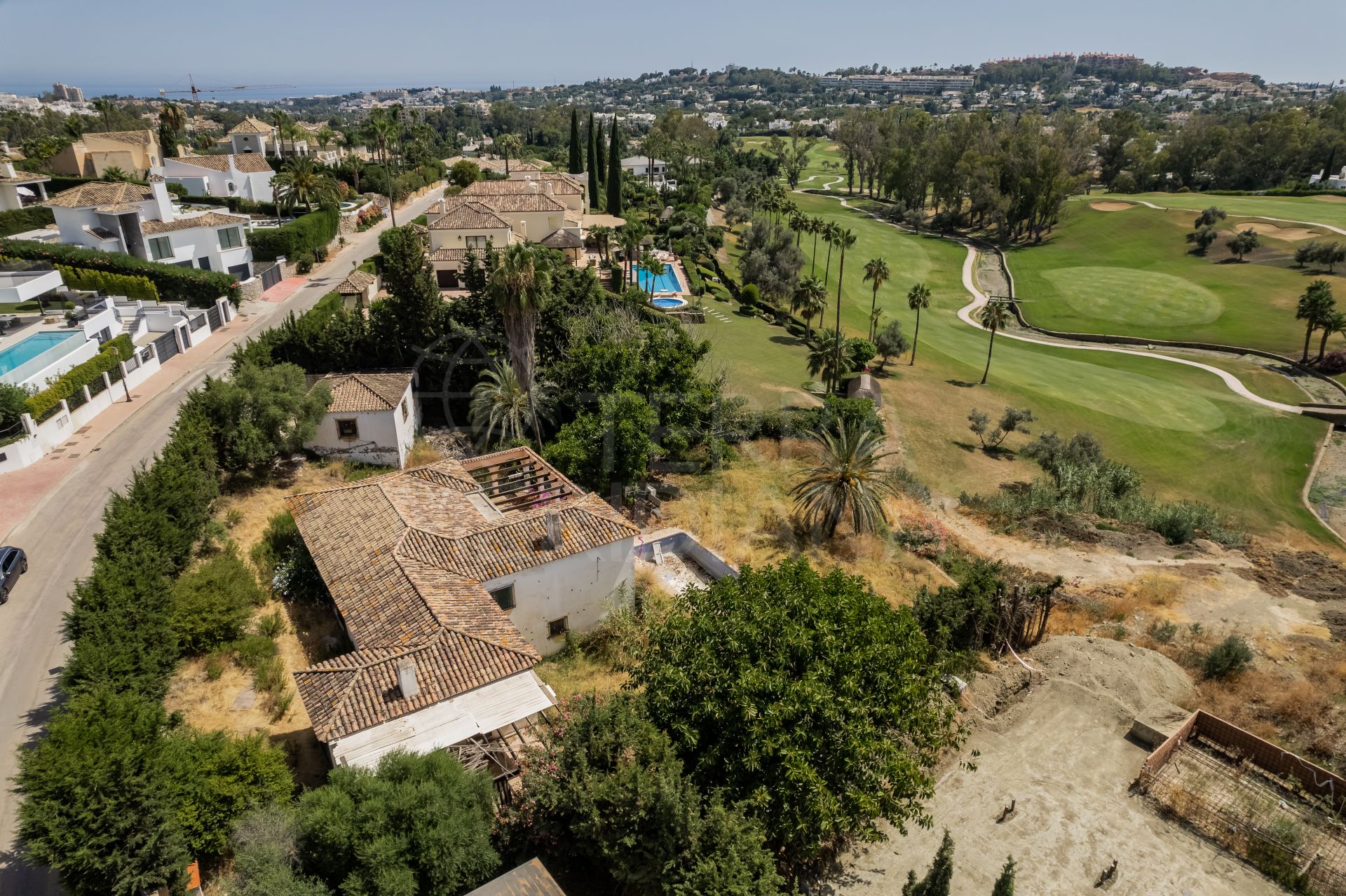 One of the best and last remaining front line golf plots in Calle Auriga, Nueva Andalucia with project included