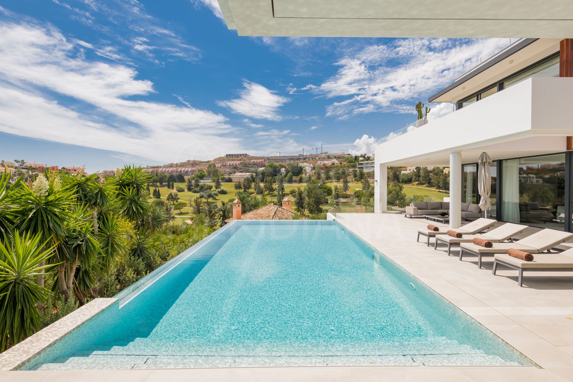 Elegant luxury villa combining the latest technology and design for sale in La Alqueria, Benahavis