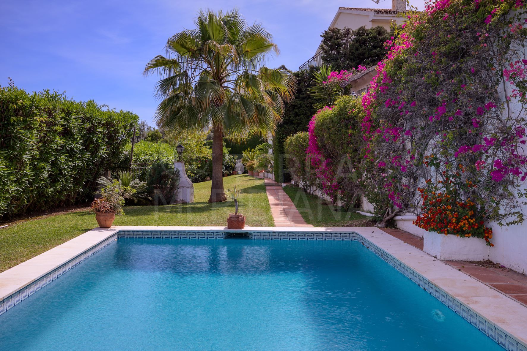 Refurbished villa with luxury minimalistic aesthetics for sale in Paraiso Alto, Benahavis