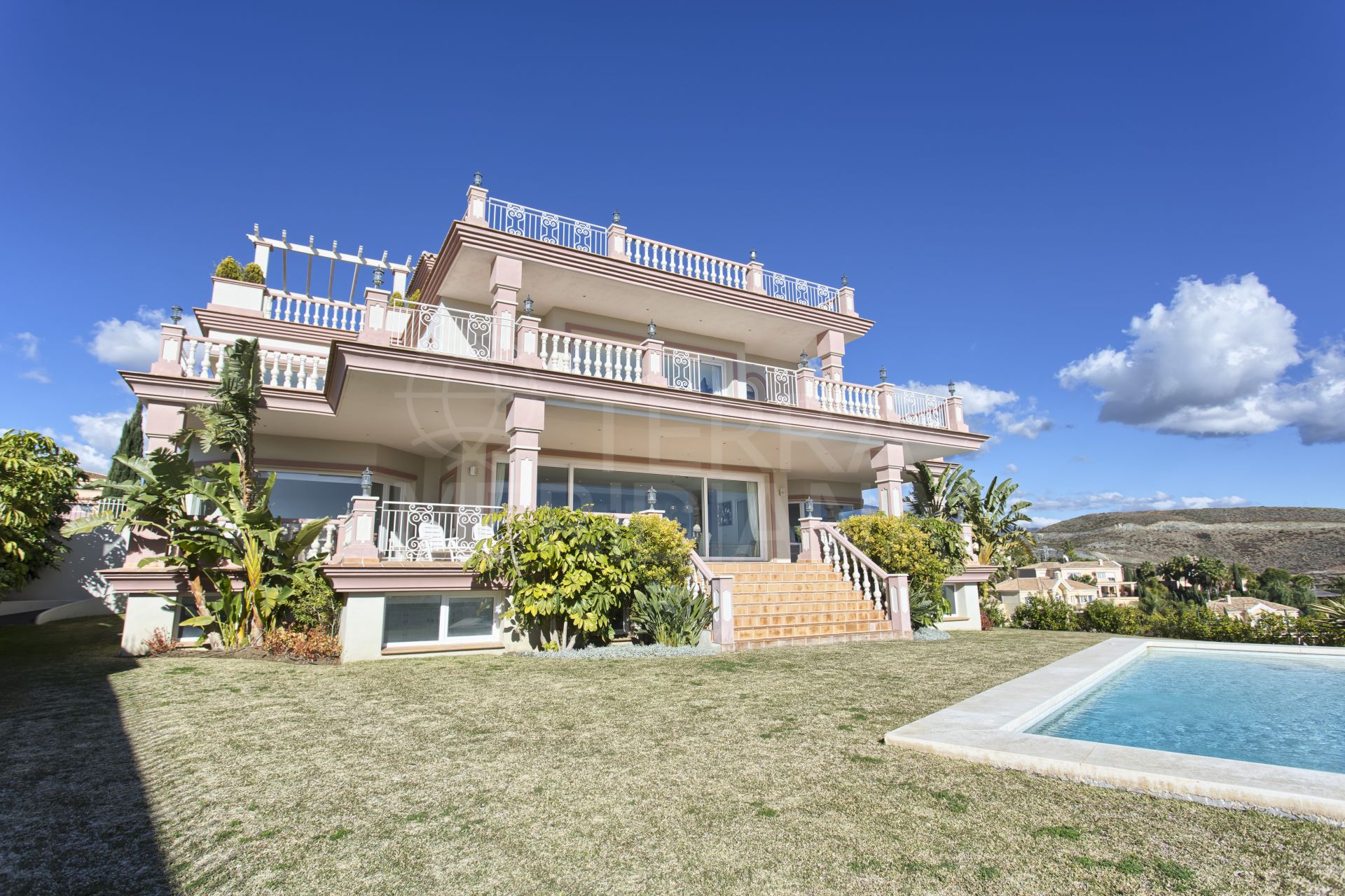 Distinguida villa orientada al sur con magníficas vistas en venta en Los Flamingos Golf, Benahavis