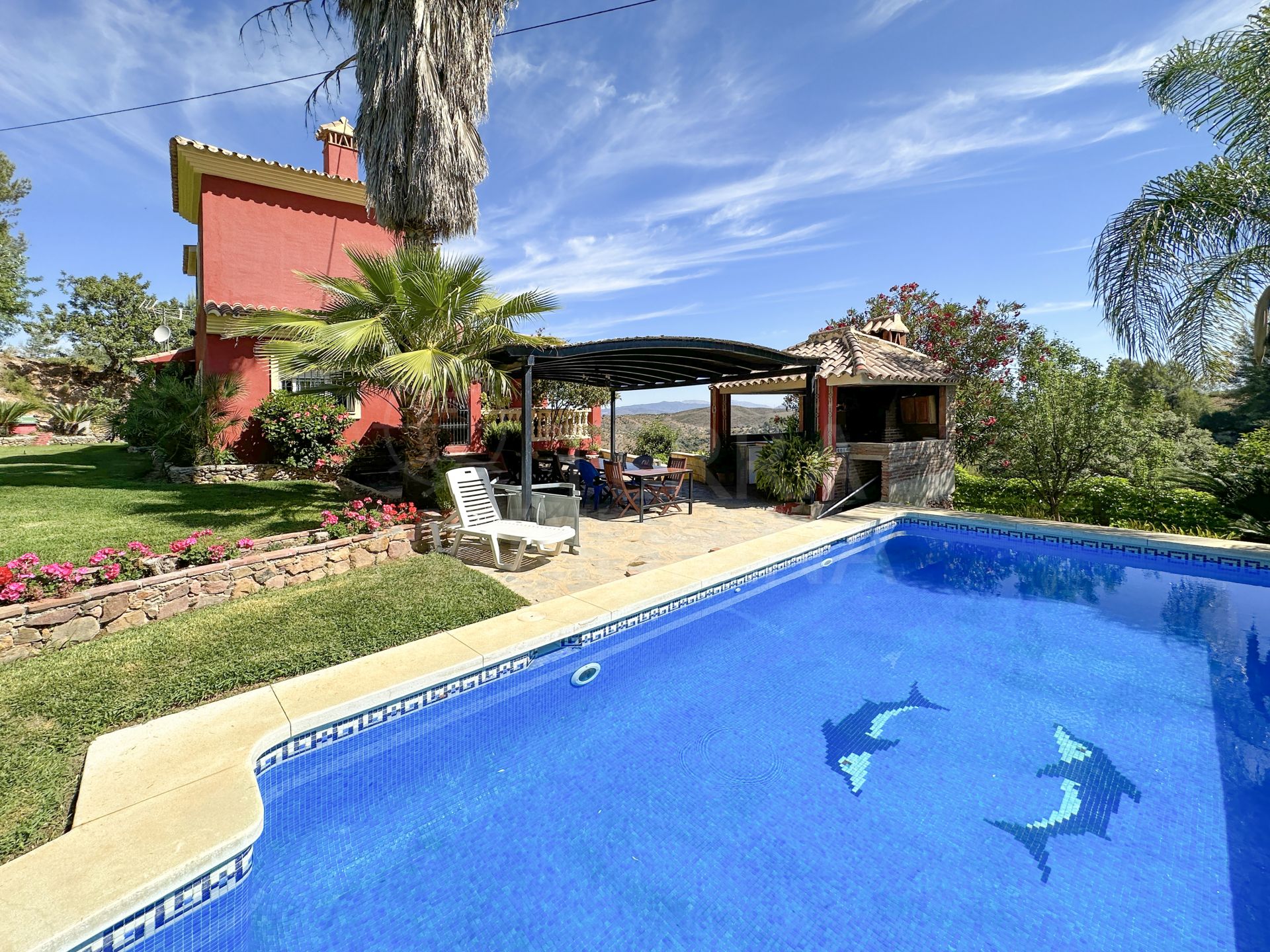 Fabulous villa with 6 bedrooms and guest apartment for sale in Monda, Malaga.
