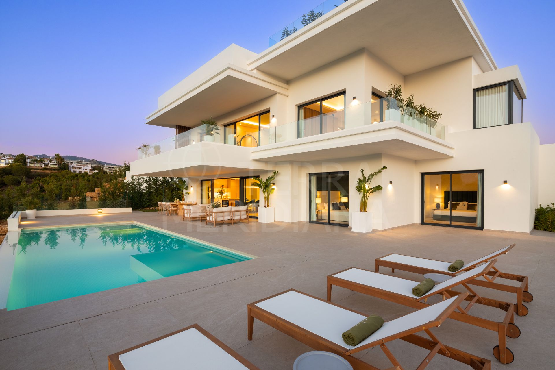 Villa con elegancia inigualable y vistas inmejorables en venta en La Resina 6IX, La Resina Golf, Estepona