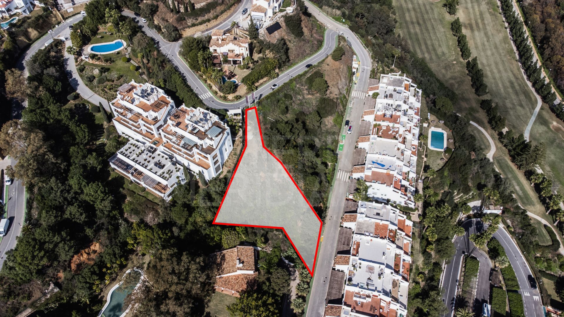 Exceptional plot with villa project and superb sea views for sale in La Quinta, Benahavis