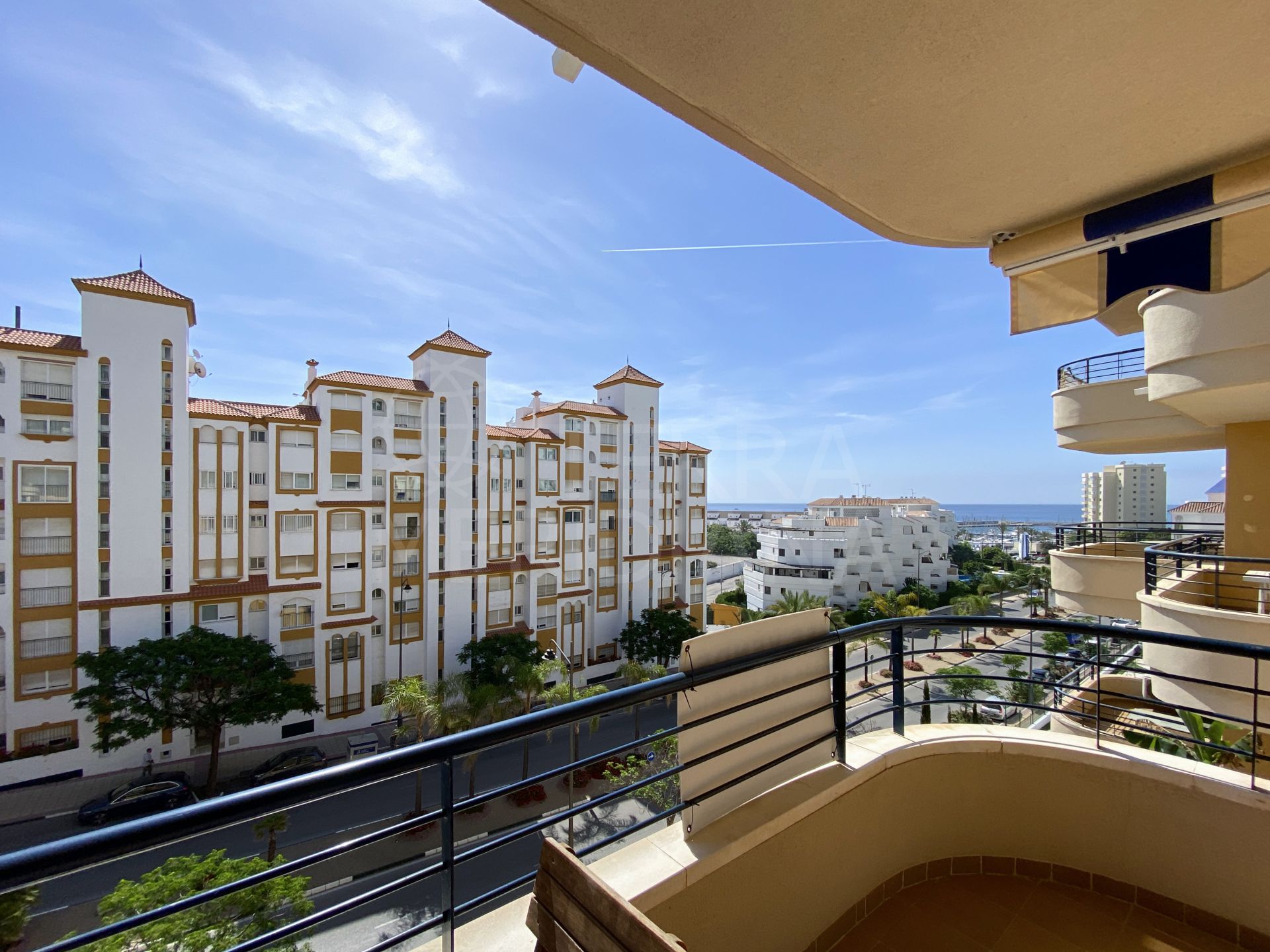 Красивая квартира с 2 спальнями и видом на море на продажу рядом с портом Эстепоны