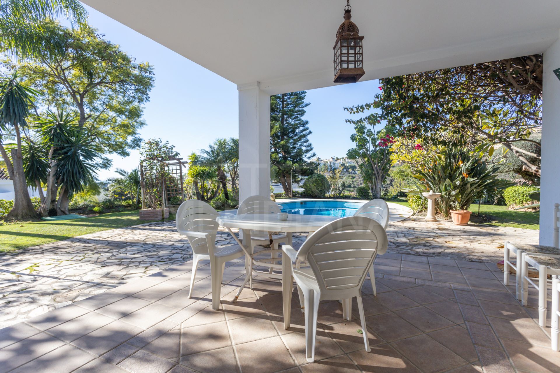 Impresionante villa mediterránea con vistas al mar y gran jardín en venta en Paraiso Alto, Benahavis