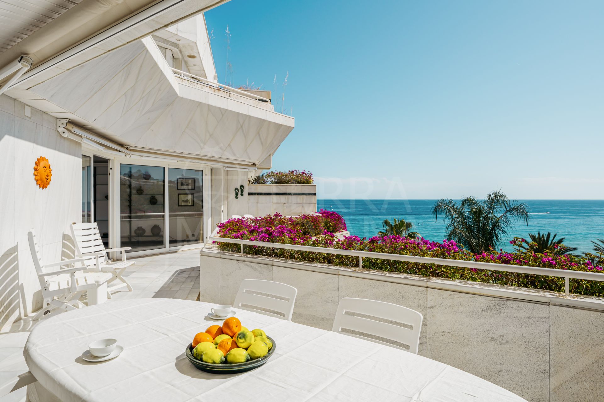 Apartamento ideal en primera línea de playa con inmejorables vistas al mar en venta en Mare Nostrum, Marbella