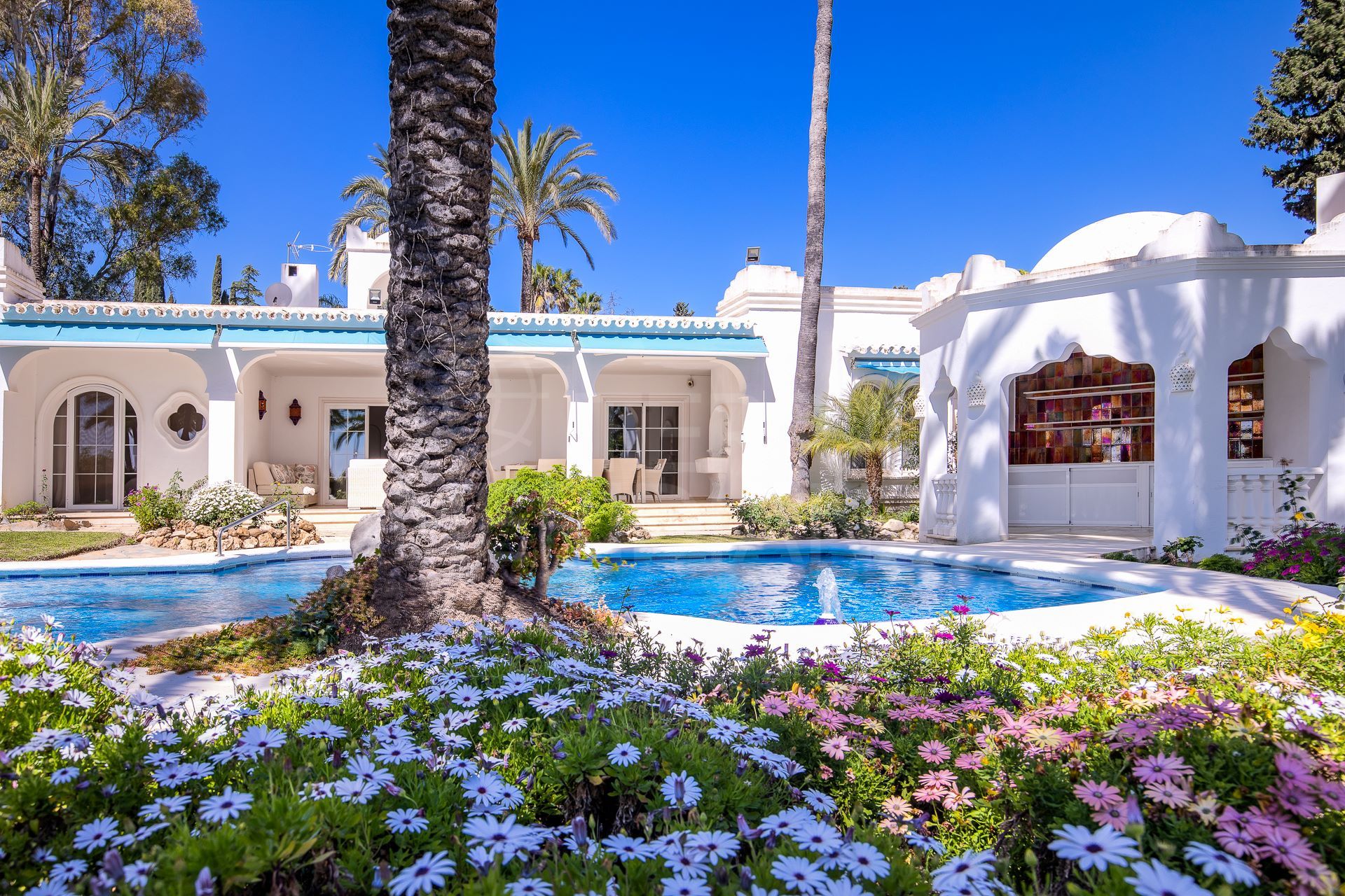 Preciosa villa de un solo nivel con exuberantes jardines en venta en El Paraiso, Estepona
