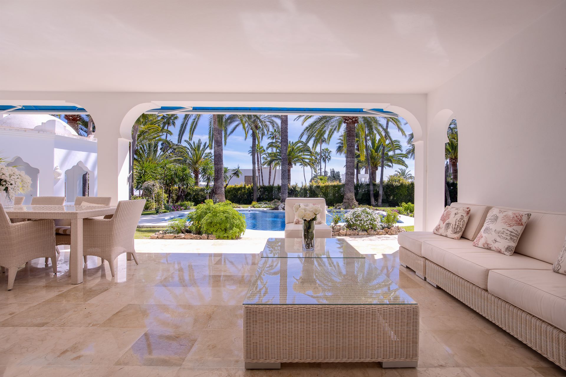 Belle villa de plain-pied avec jardins luxuriants à vendre à El Paraiso, Estepona