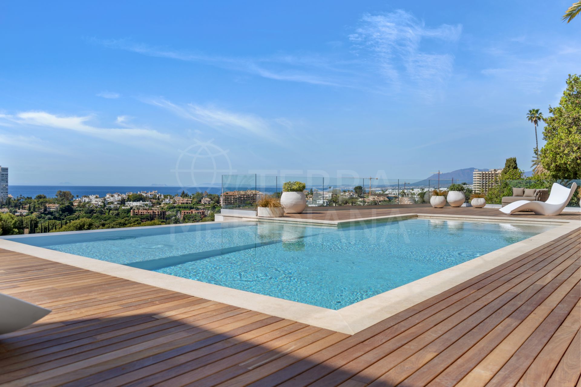 Villa a estrenar con preciosos detalles y vistas al mar en venta en Rio Real, Marbella Este