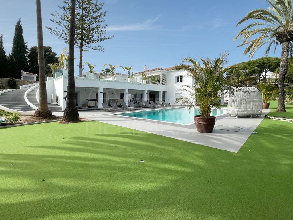 Spectacular luxury villa with guest houses on large plot for sale in Atalaya, Estepona