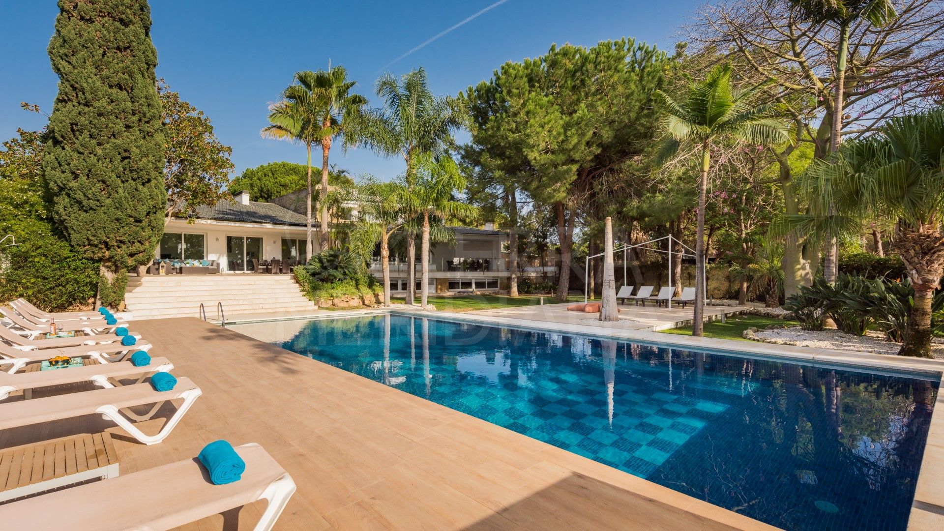Impresionante villa mediterránea con una gran parcela en venta en Hacienda las Chapas, Marbella Este