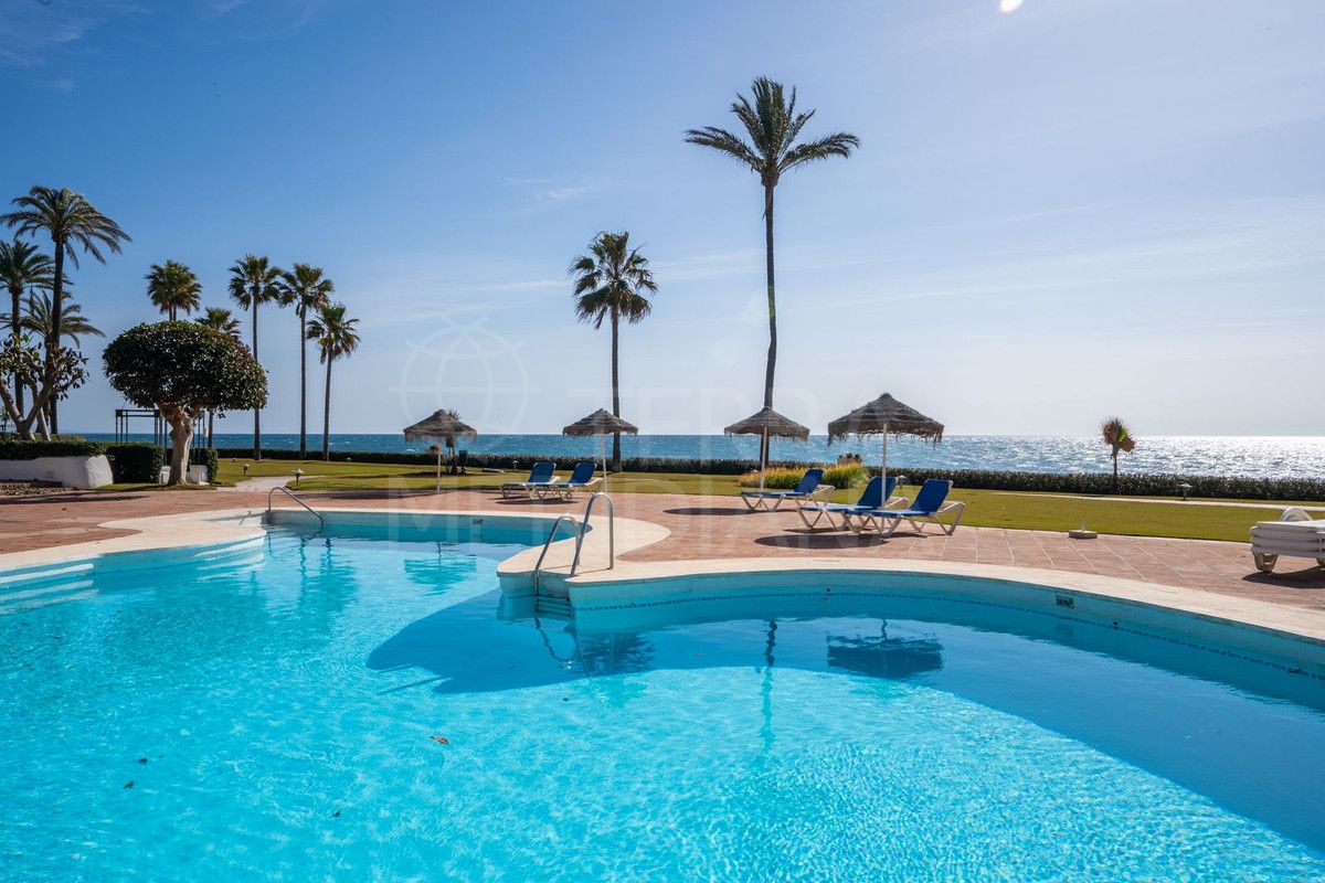 Hermoso apartamento en planta baja de 2 dormitorios con vistas al mar en venta en Estepona Nueva Milla de Oro