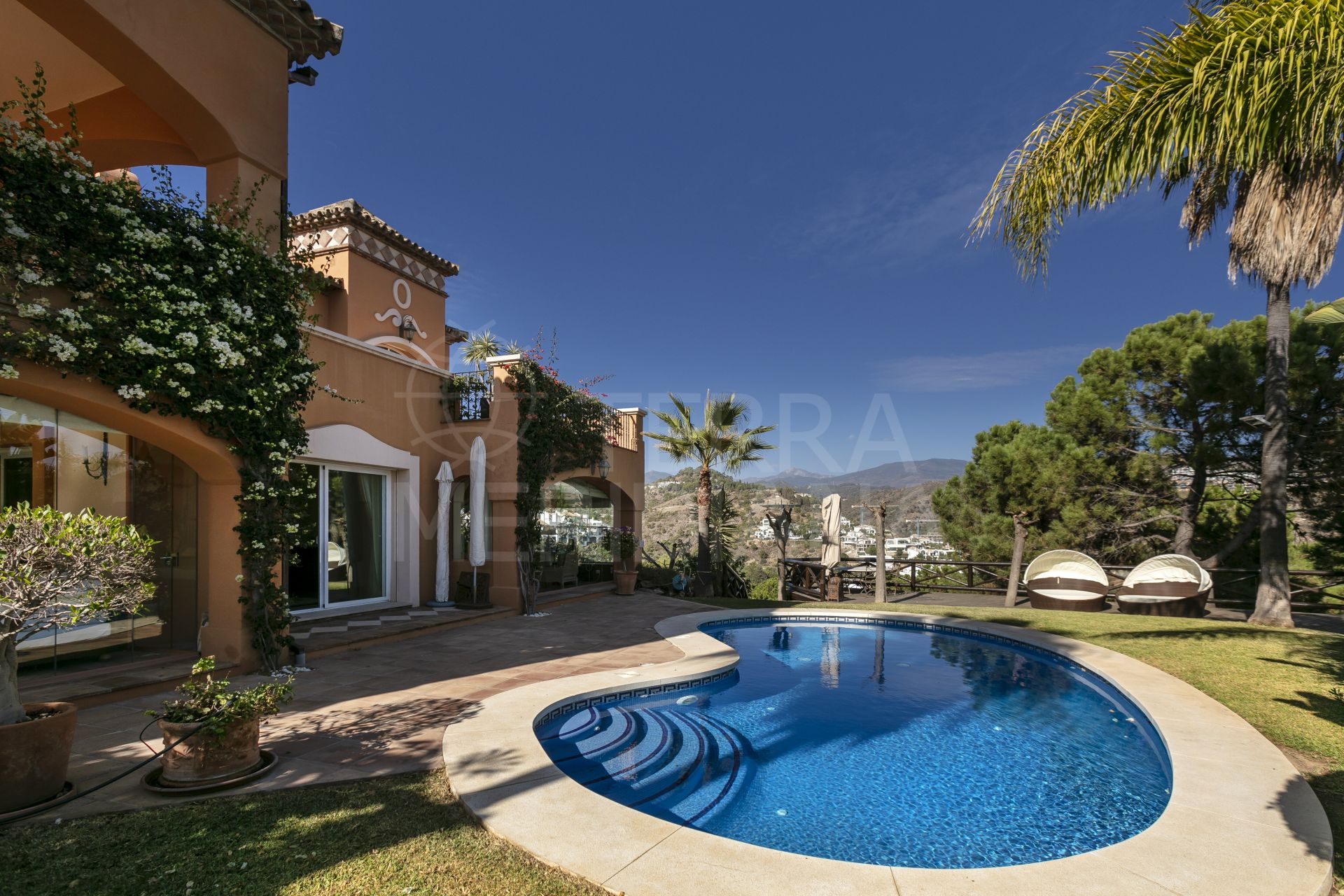 Belle villa méditerranéenne sur un terrain d'angle avec vue à vendre à La Quinta, Benahavis