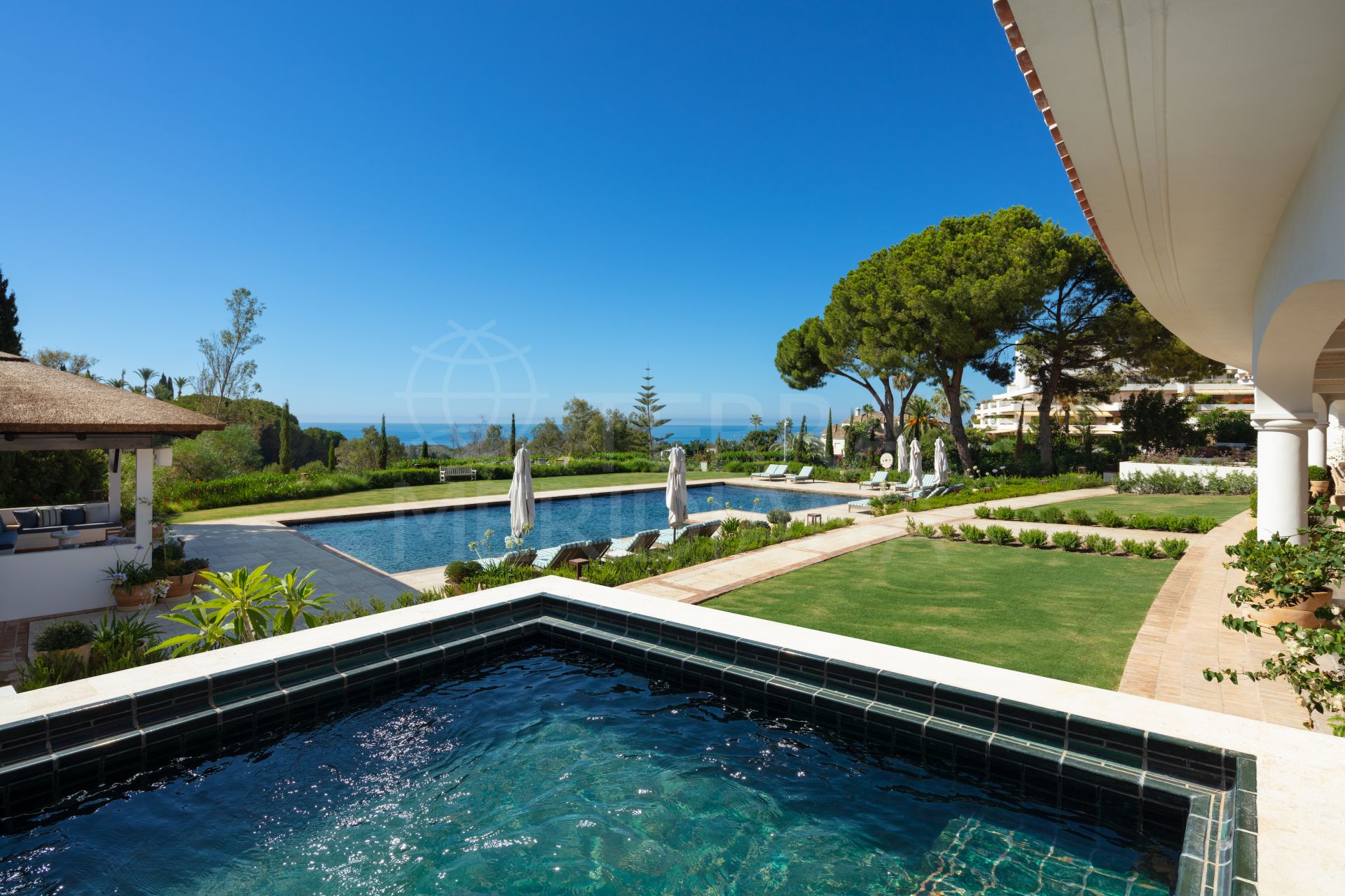 Villa de gran escala con magnífica ejecución en venta en Las Lomas del Marbella Club, Marbella Milla de Oro