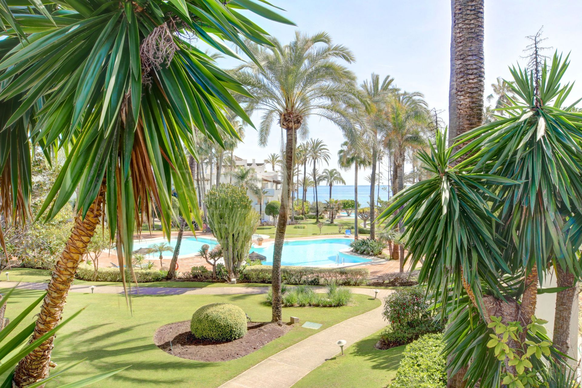 First floor apartment for sale in the exclusive community of Alcazaba Beach, Estepona