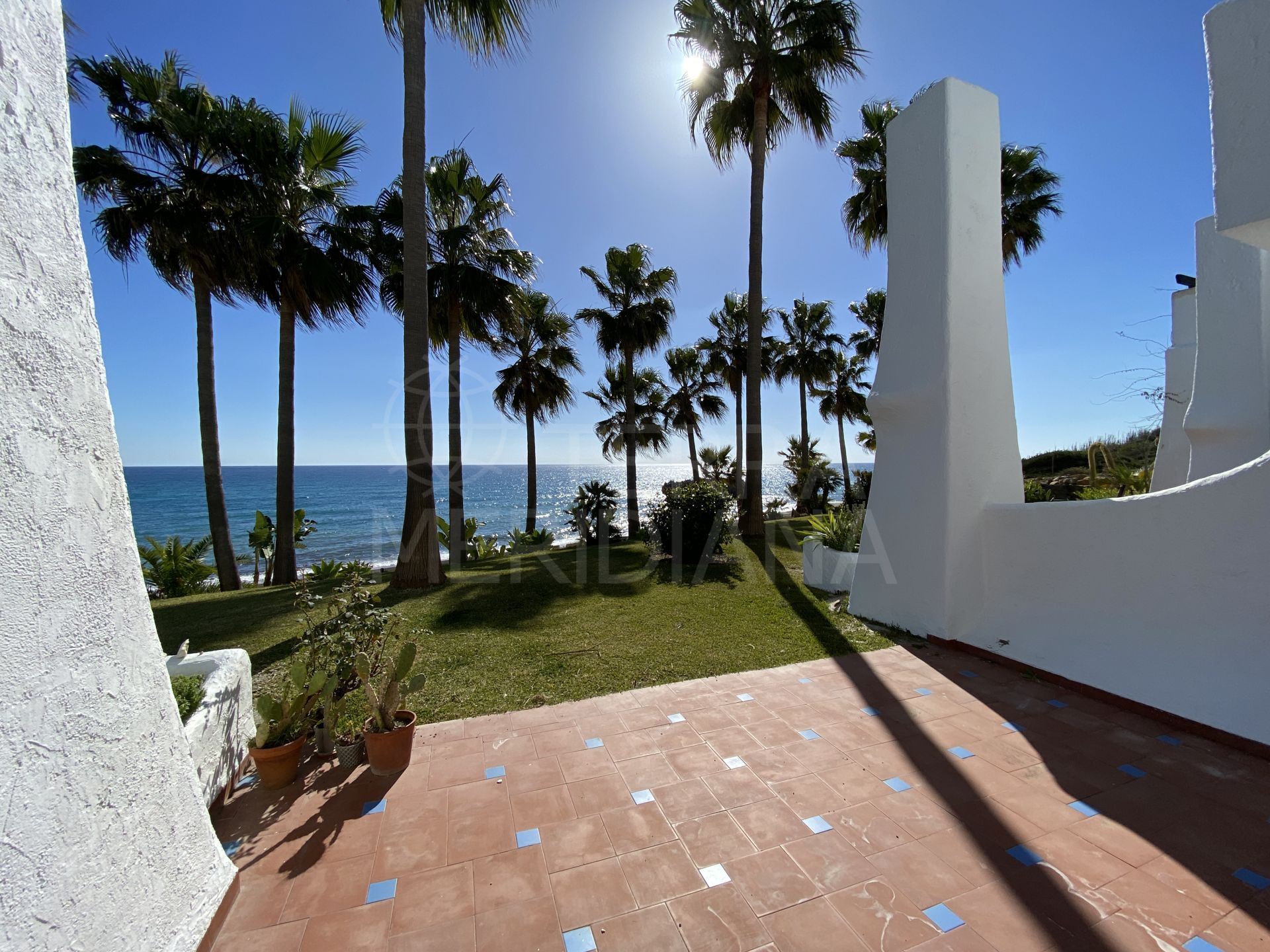 Amplia casa adosada en primera línea de playa con 3 dormitorios en venta en Buenas Noches, Estepona