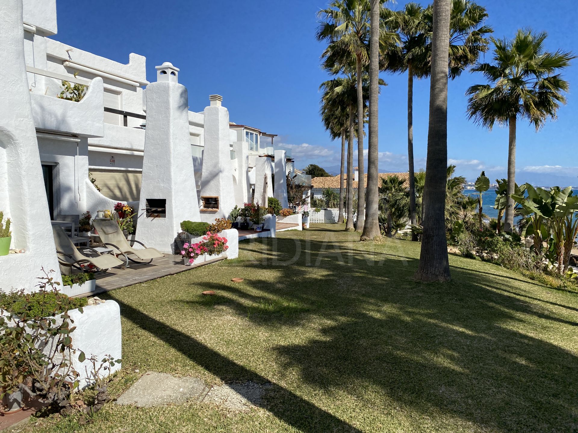 Amplia casa adosada en primera línea de playa con 3 dormitorios en venta en Buenas Noches, Estepona