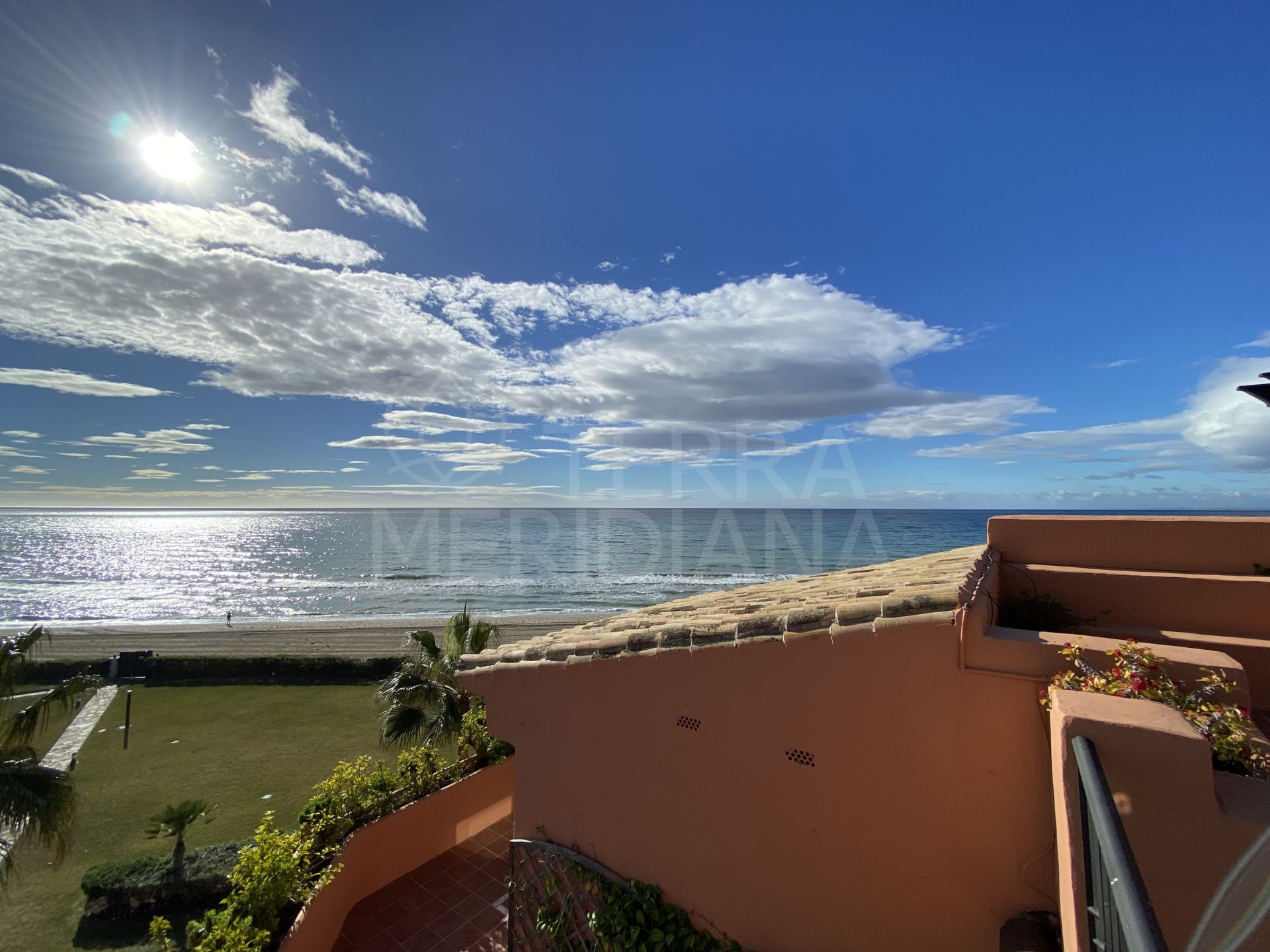 Роскошный двухуровневый пентхаус с 3 спальнями на продажу на первой линии пляжа в районе Ла Морера Плайя, Марбелья