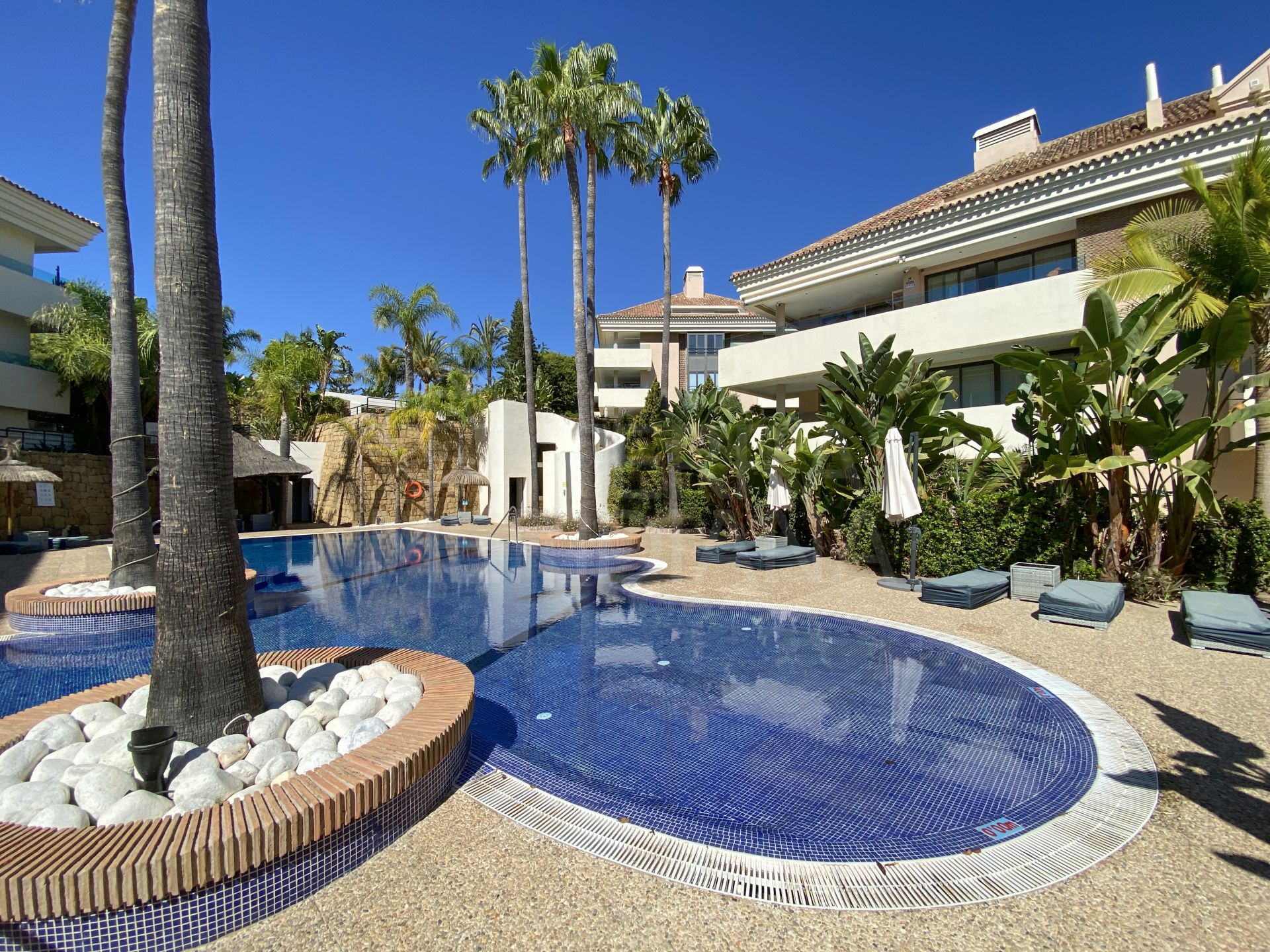 Beautiful and luxurious 3 bedroom apartment for sale in Los Monteros Park, Marbella east