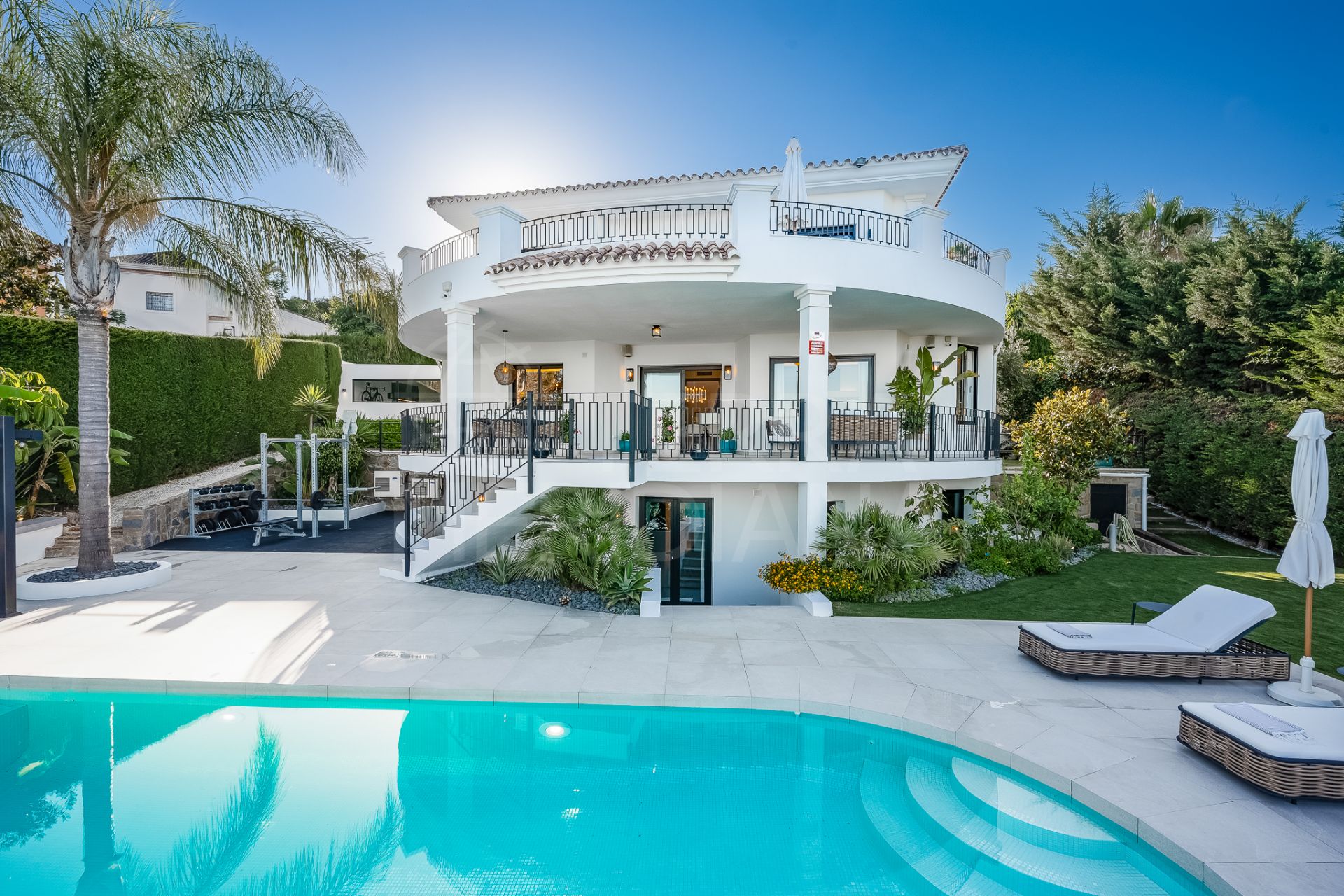 Elegante y recién renovada villa de lujo con vistas abiertas al mar en venta en La Quinta, Benahavis