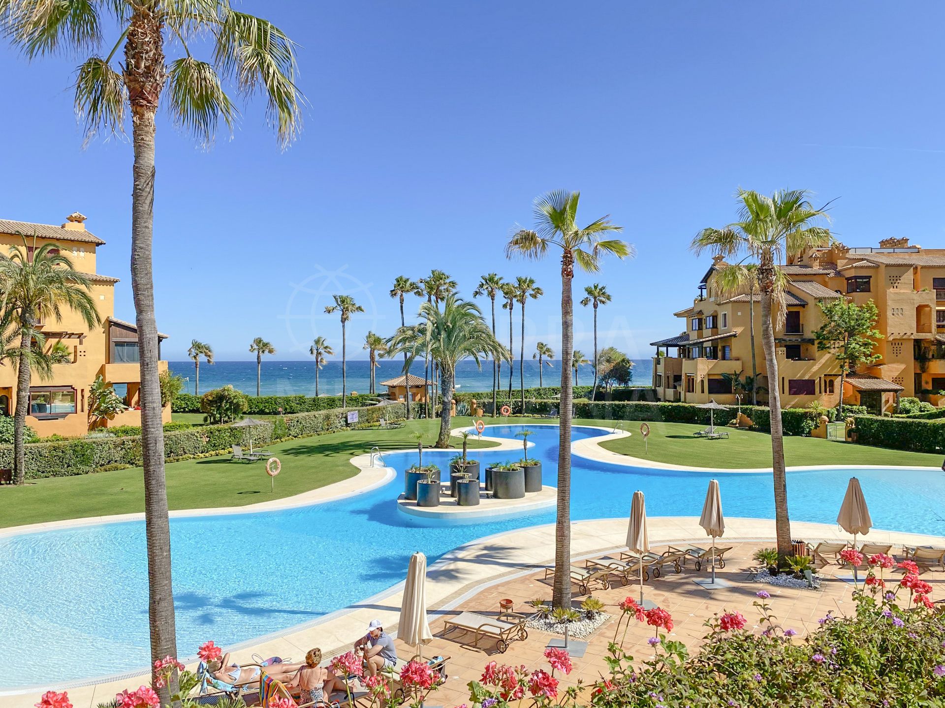 Ground floor 3-bedroom beach apartment for holiday rental in Los Granados del Mar in Estepona