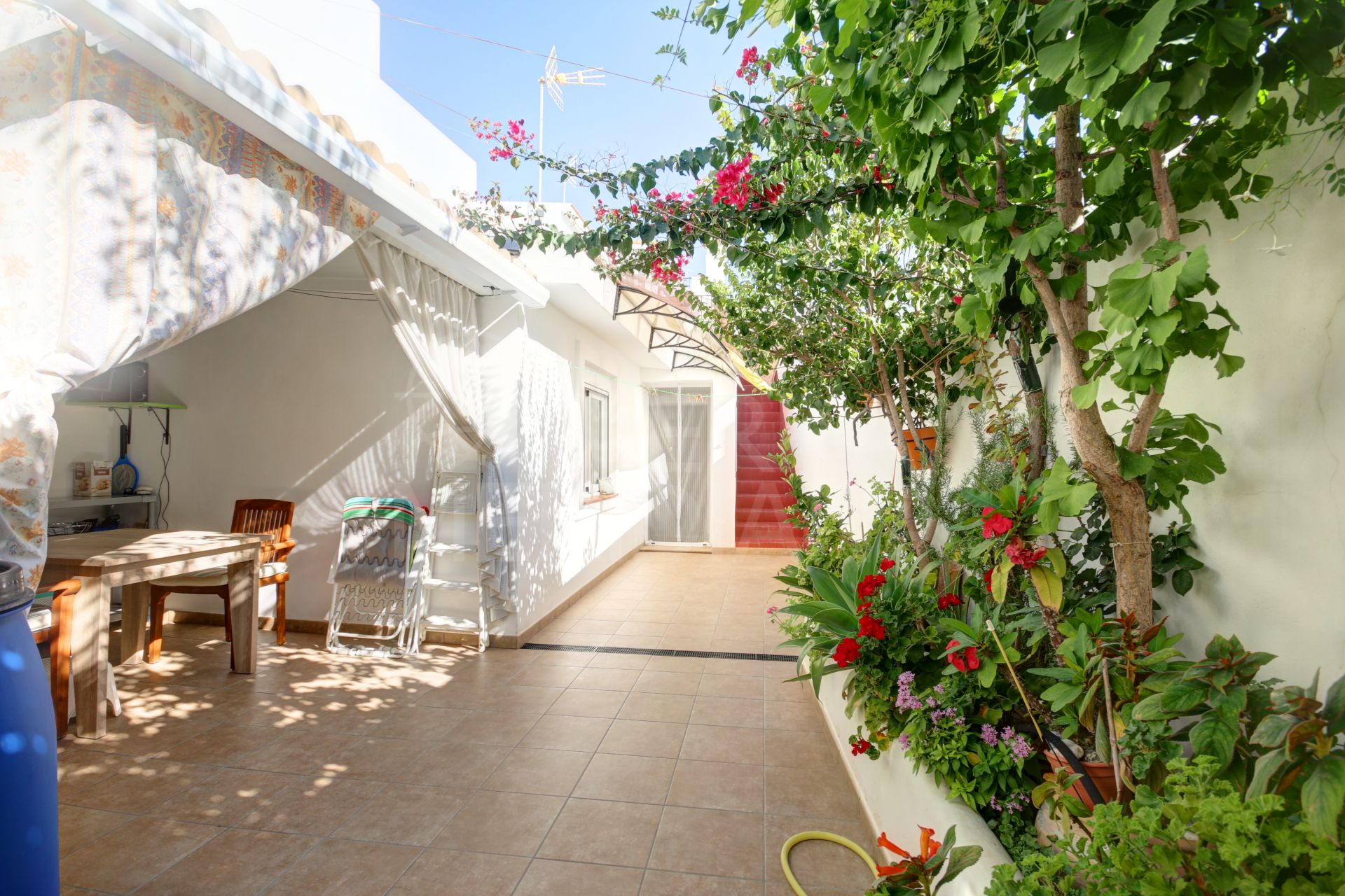 Excellent townhouse for sale in the old town of Estepona, with patio and solarium