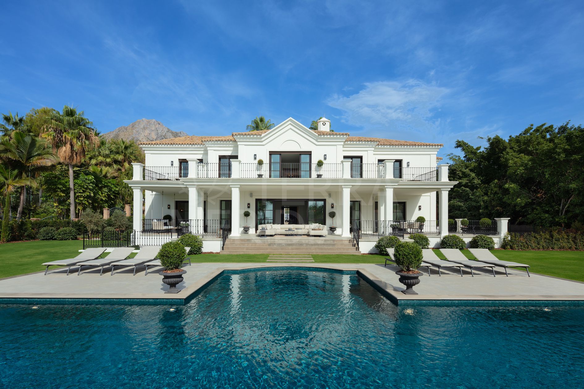 Villa con extraordinario diseño arquitectónico en venta en Sierra Blanca, Marbella Milla de Oro