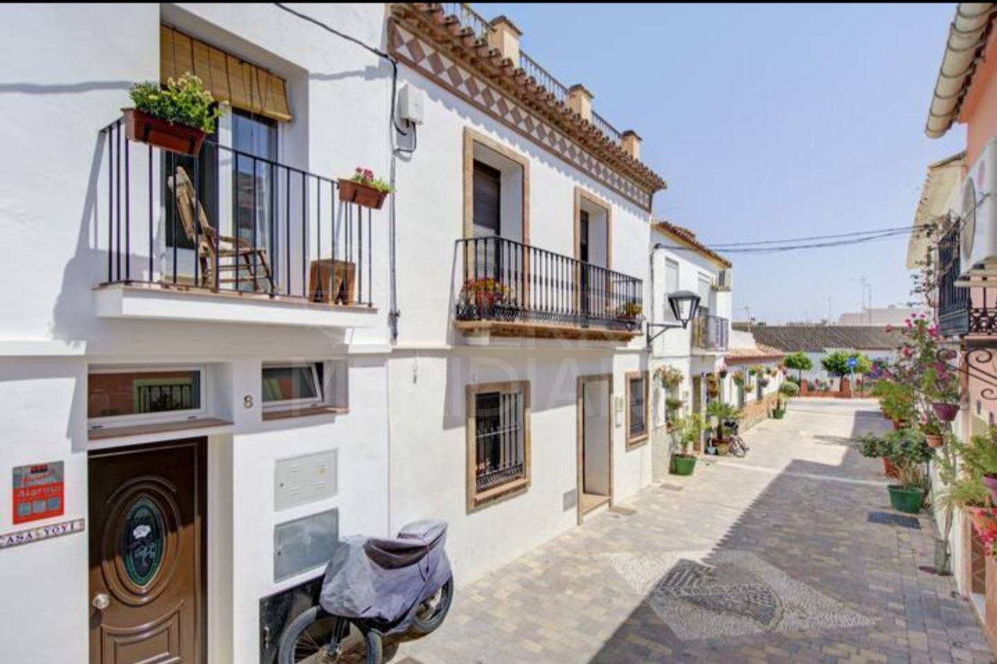 Casa adosada de nueva construcción de 2 dormitorios en venta en el corazón del centro histórico de Estepona