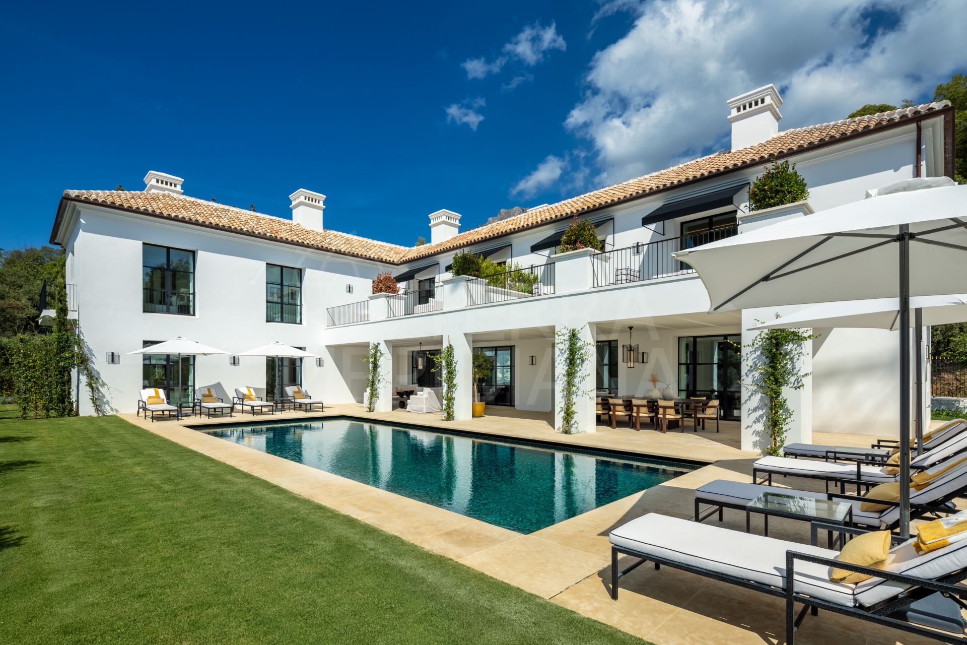 Elegant 6-Bedroom Mediterranean Villa for Sale in Cascada de Camoján