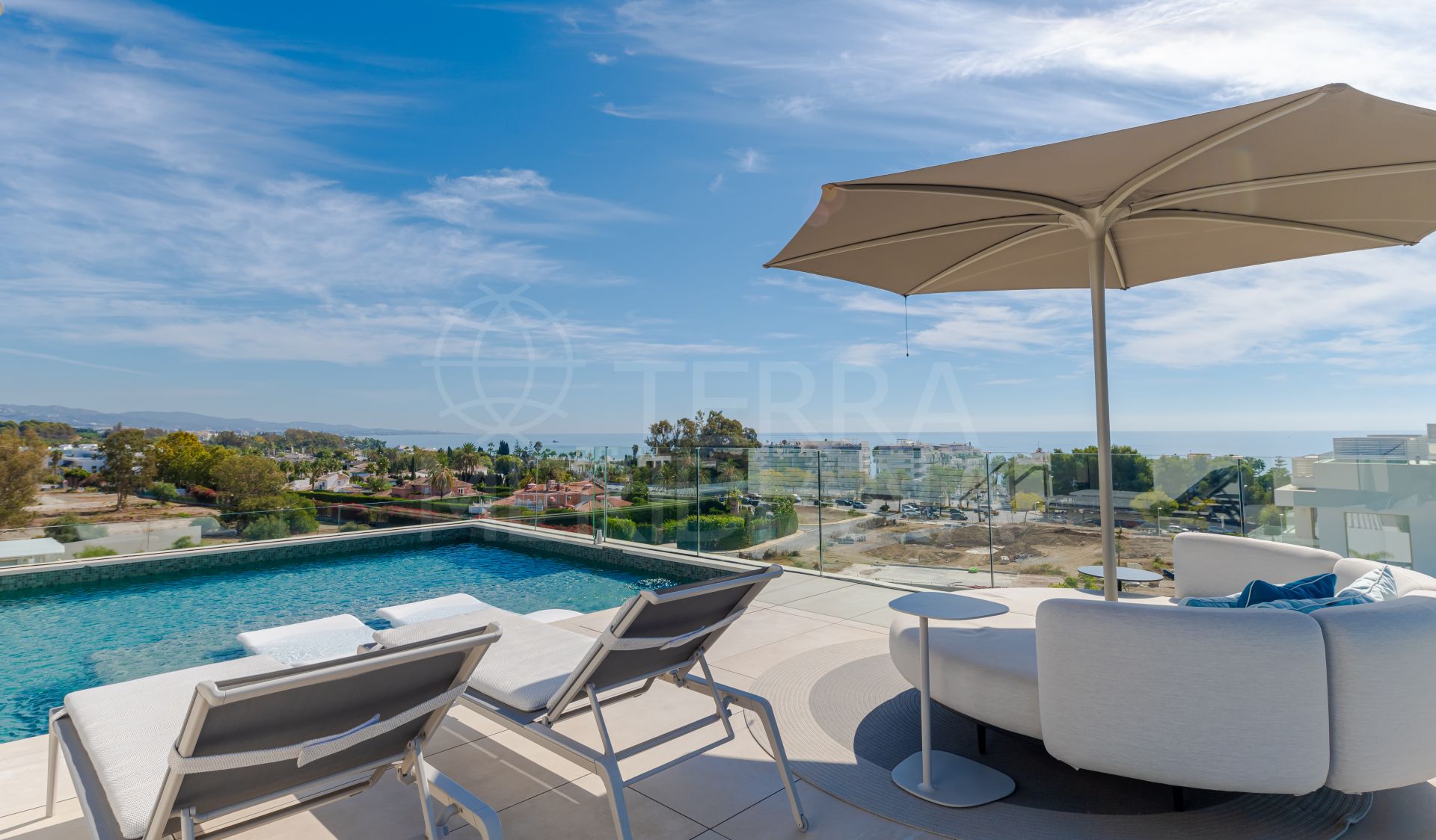 Superbe triplex avec terrasse sur le toit et piscine privée à vendre à Benalús, Marbella Golden Mile