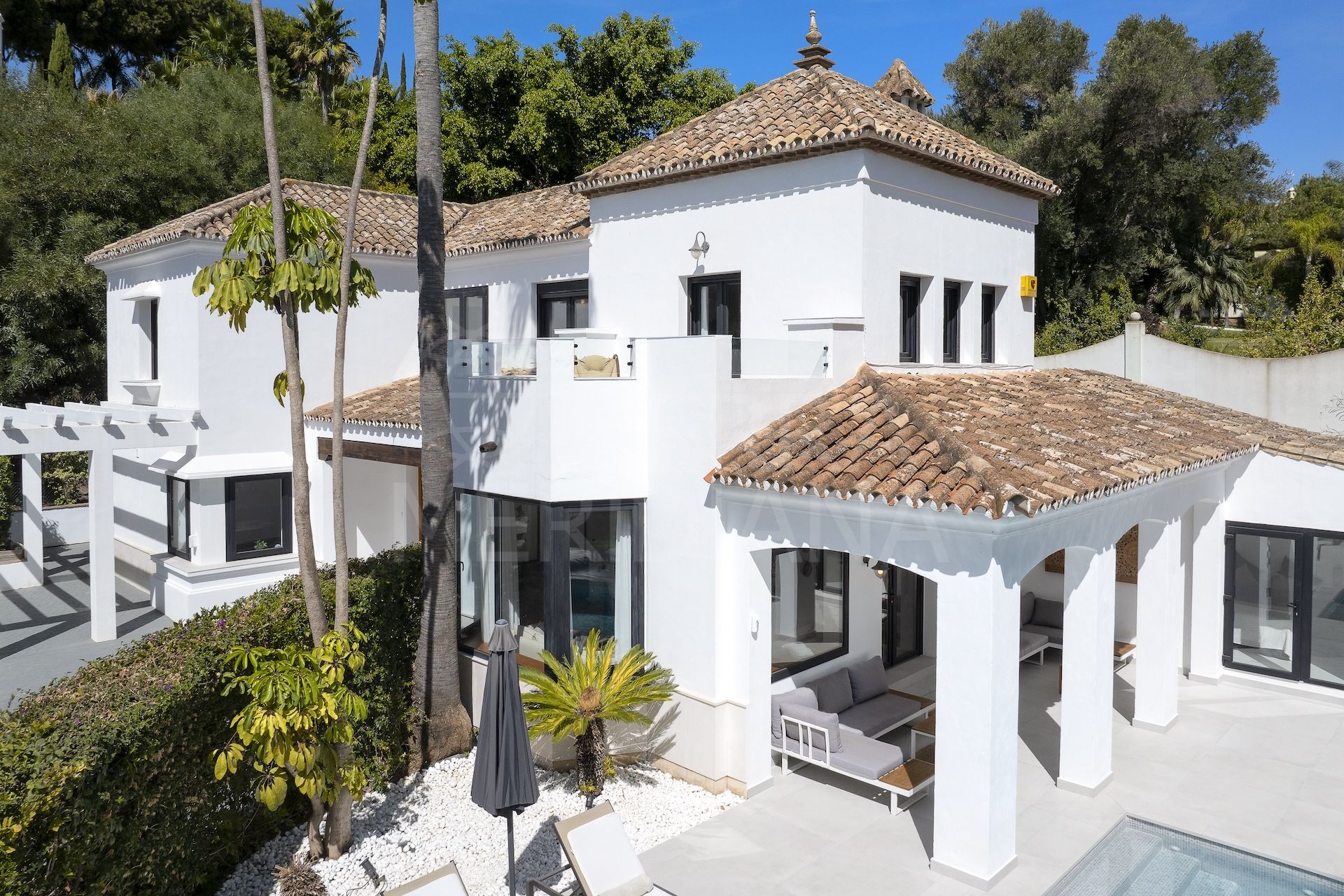 Superbe villa rénovée avec des espaces spacieux, vue panoramique et intimité à El Paraíso Alto, Benahavís