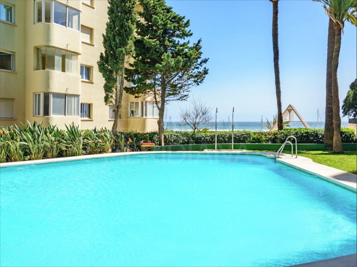 Appartement avec 2 lits et vue sur la mer pour location à long terme à Estepona port