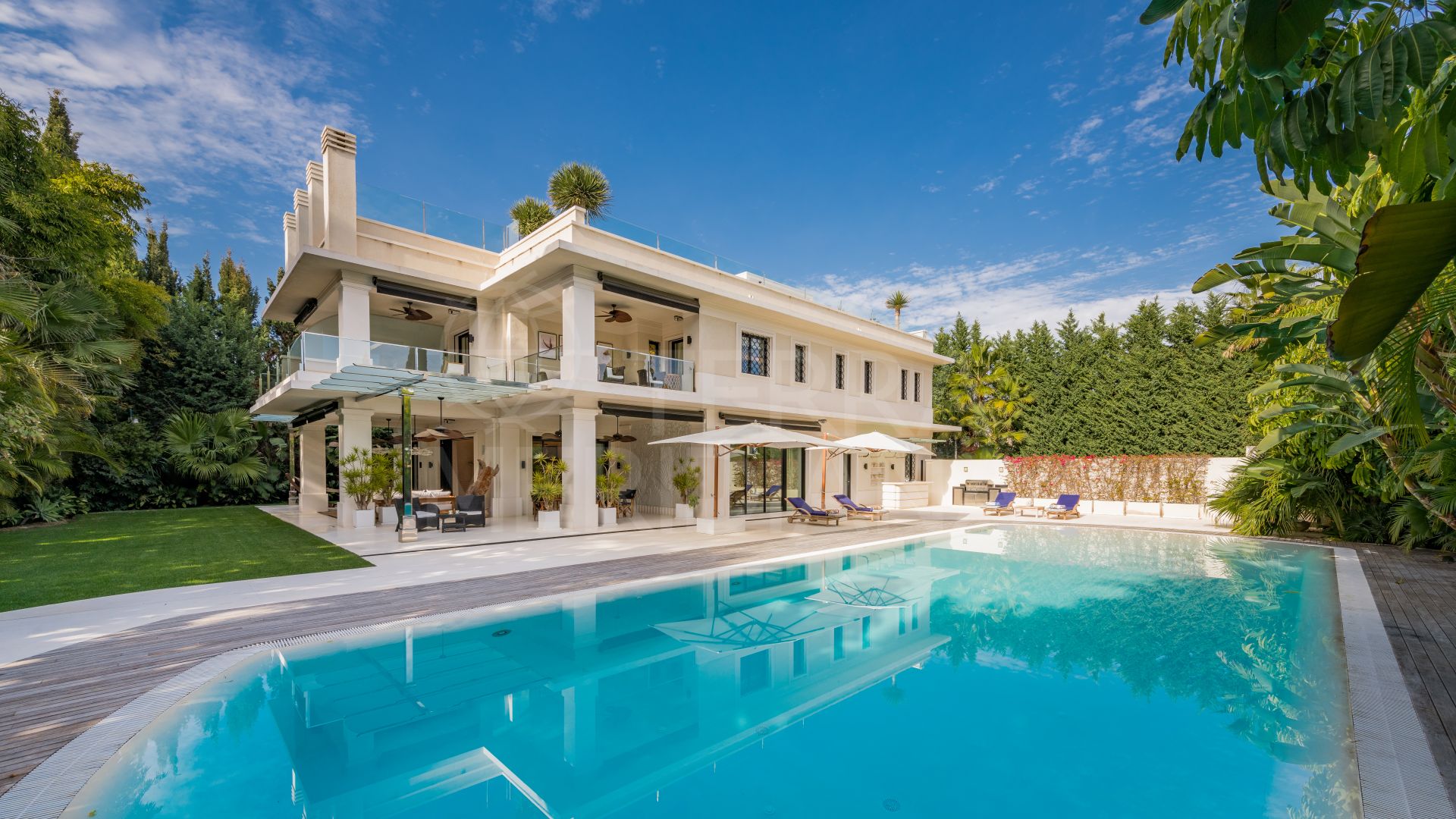 Excepcional Villa junto a la Playa con Piscina en la Azotea en Venta en el Marbella Club, Milla de Oro de Marbella