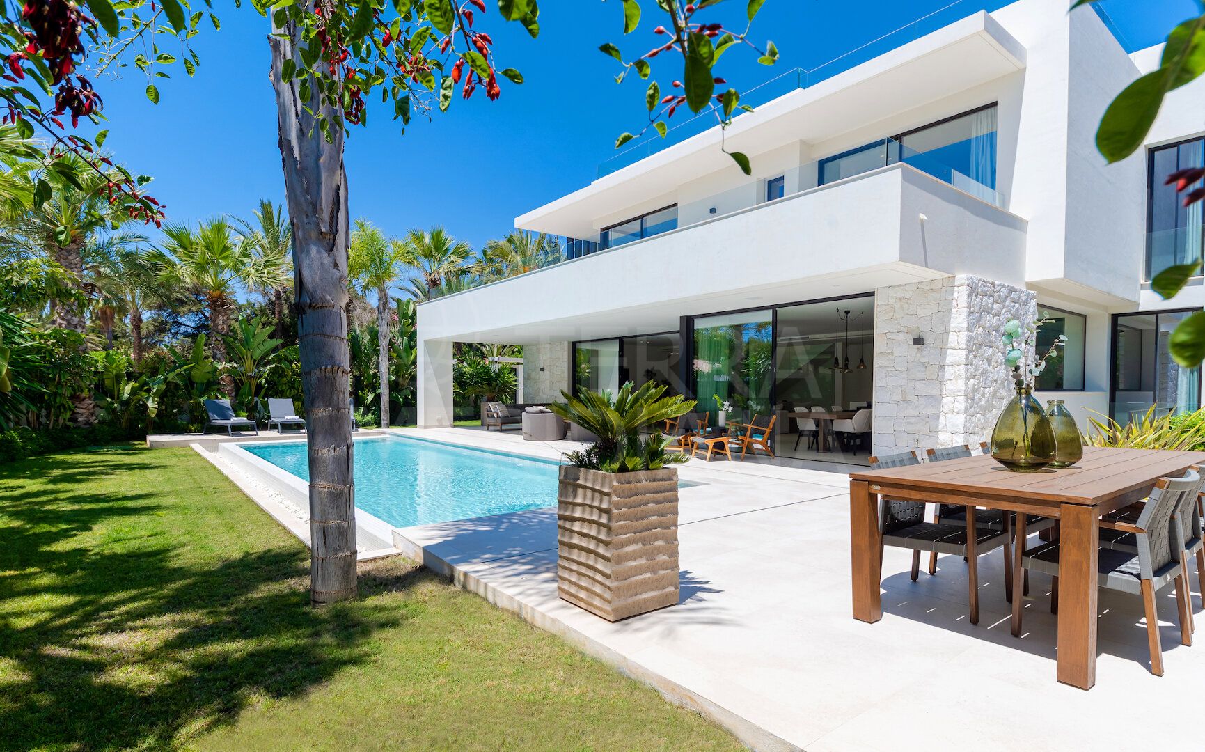 Retiro Tranquilo: Villa de Diseño Moderno de Planta Abierta en Venta en Marbesa, Marbella Este