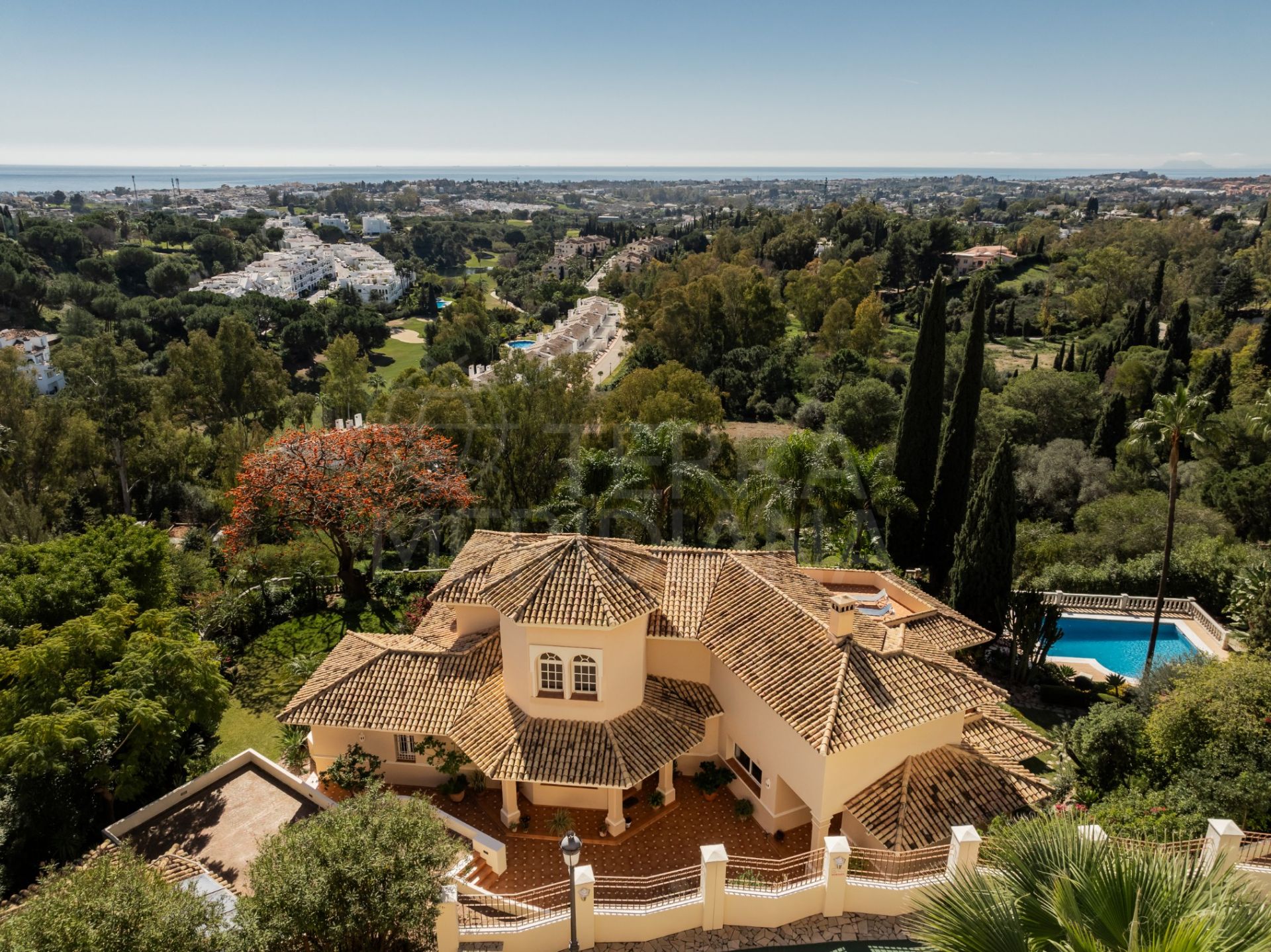 Elegante villa de estilo andaluz con vistas al mar en venta en El Herrojo Alto, Benahavís