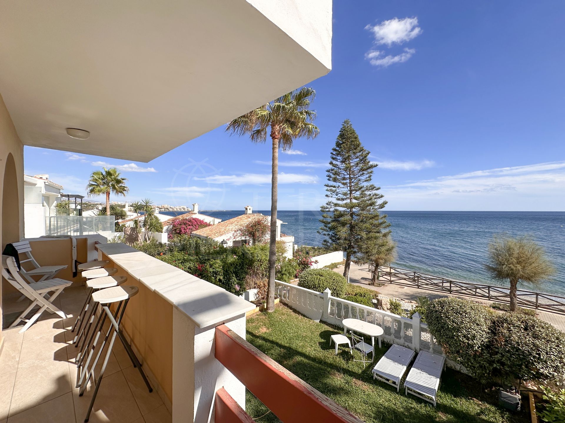 Appartement rénové au rez-de-chaussée, en duplex, situé en première ligne de plage, à vendre à Arena Beach, Estepona