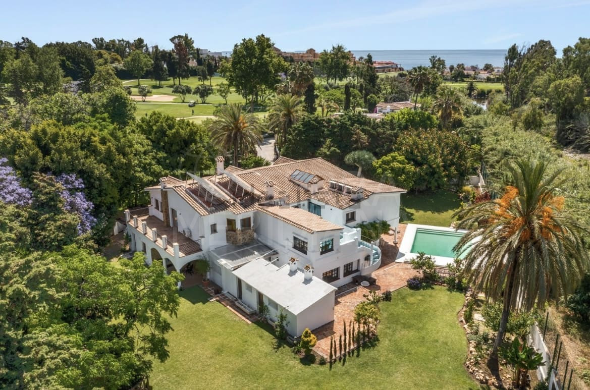 Superbe villa de golf de 4 chambres à vendre à Guadalmina Baja, Marbella.